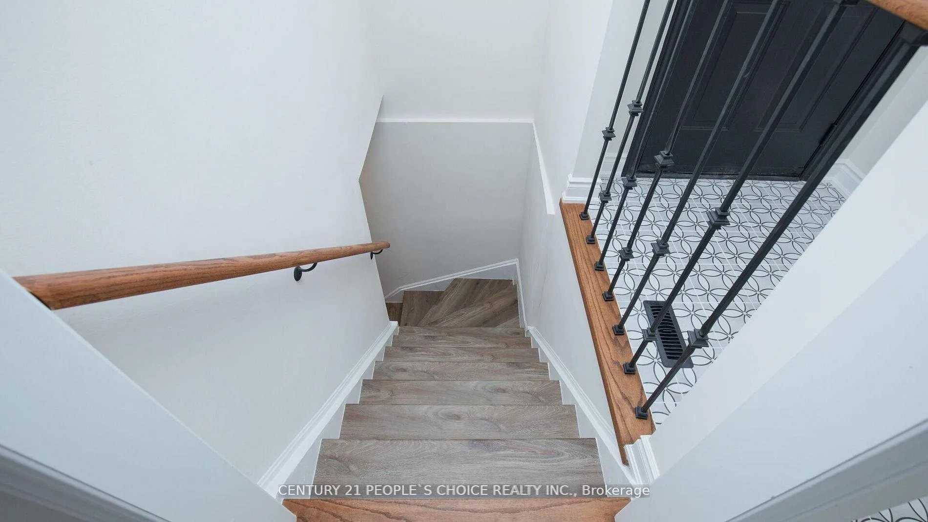 Photo 5 of 2 Betteridge Lane W, Etobicoke, West Humber-Clairville — HOMEH