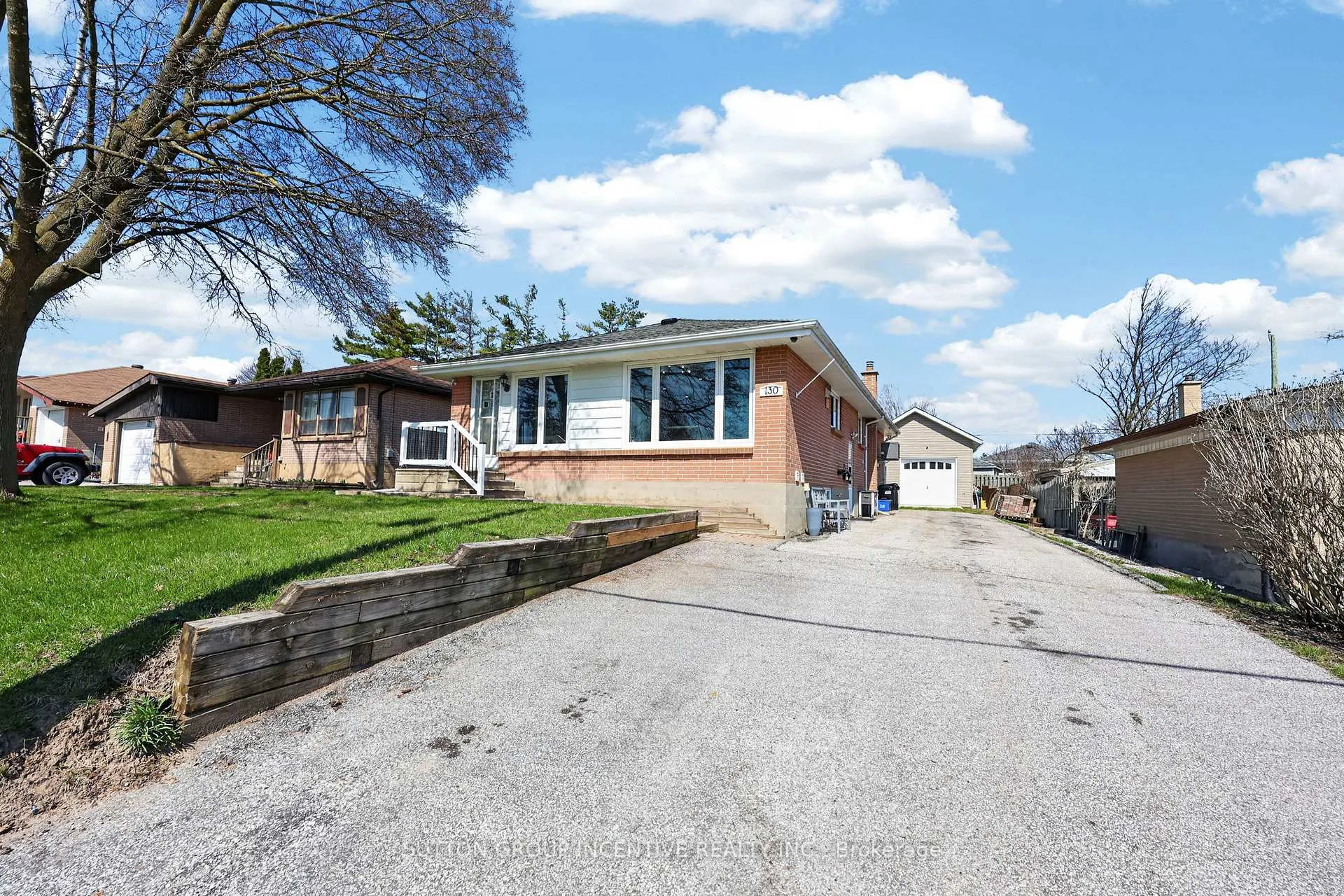 Photo 3 of 130 Grove Street E, Barrie, Wellington — HOMEH