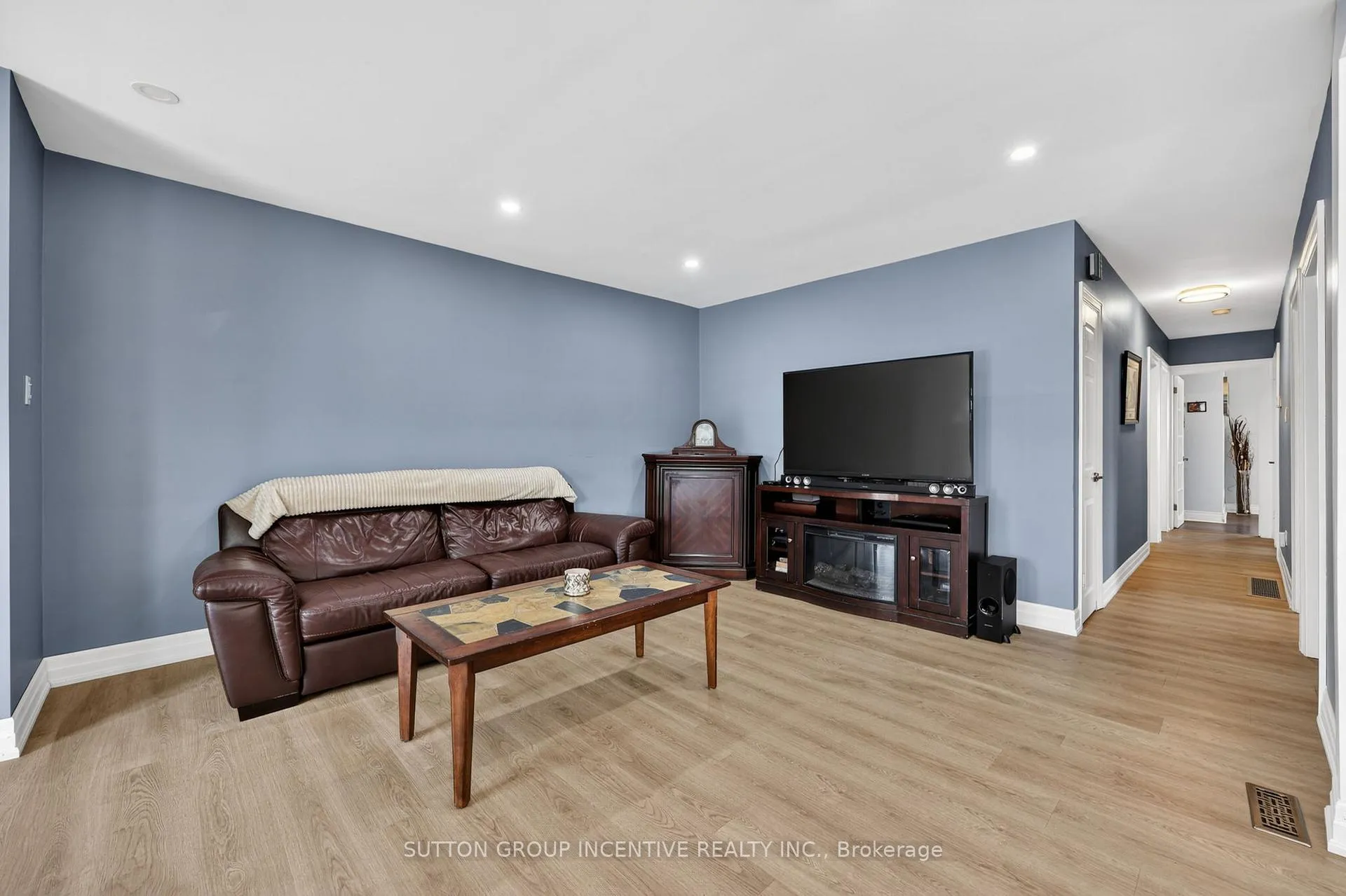 Photo 8 of 130 Grove Street E, Barrie, Wellington — HOMEH