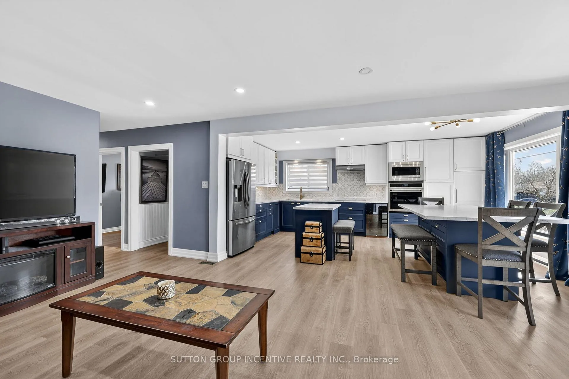 Photo 9 of 130 Grove Street E, Barrie, Wellington — HOMEH