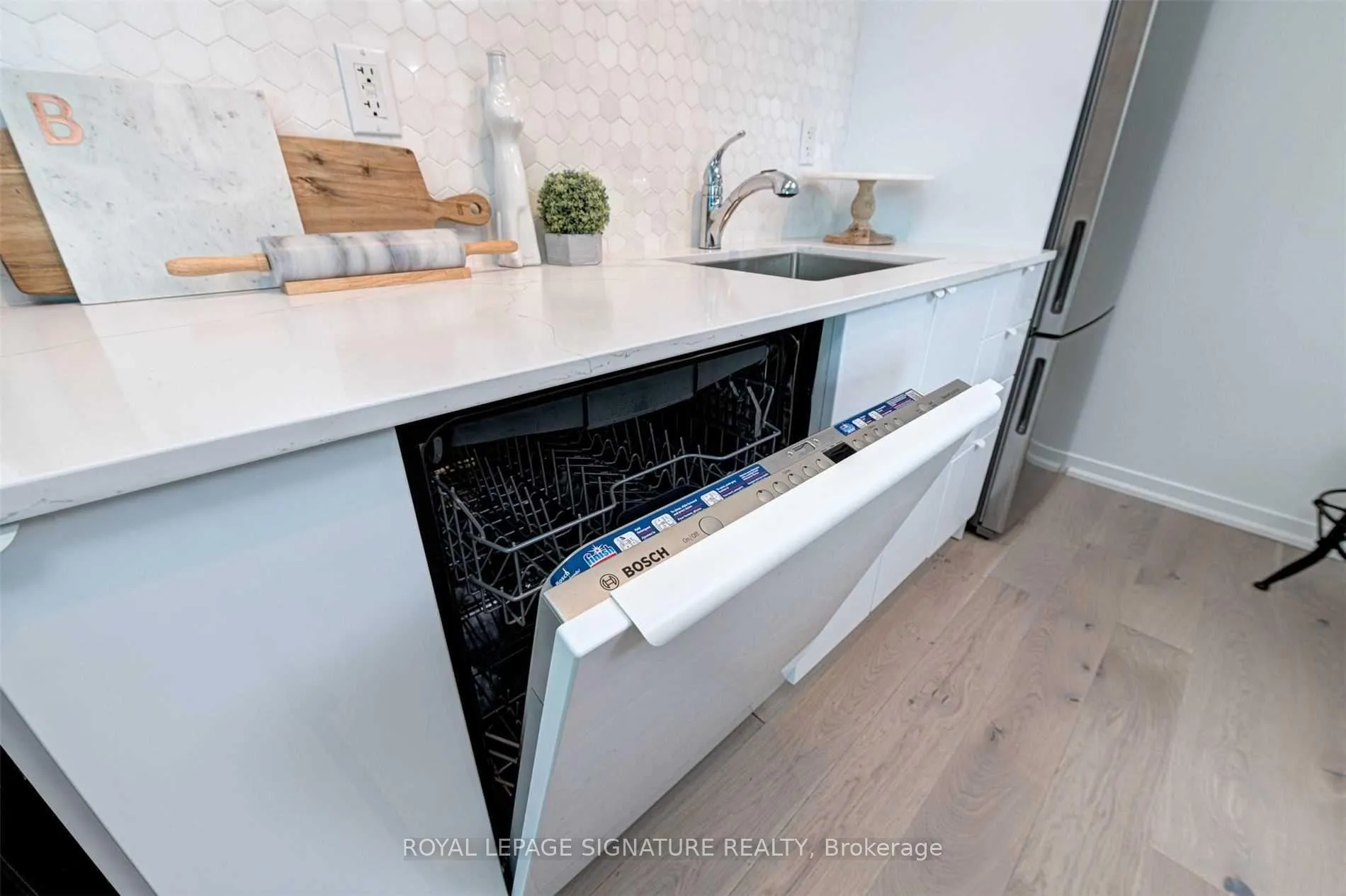 Photo 5 of Unit 1010, 69 Lynn Williams Street, Toronto, Niagara — HOMEH