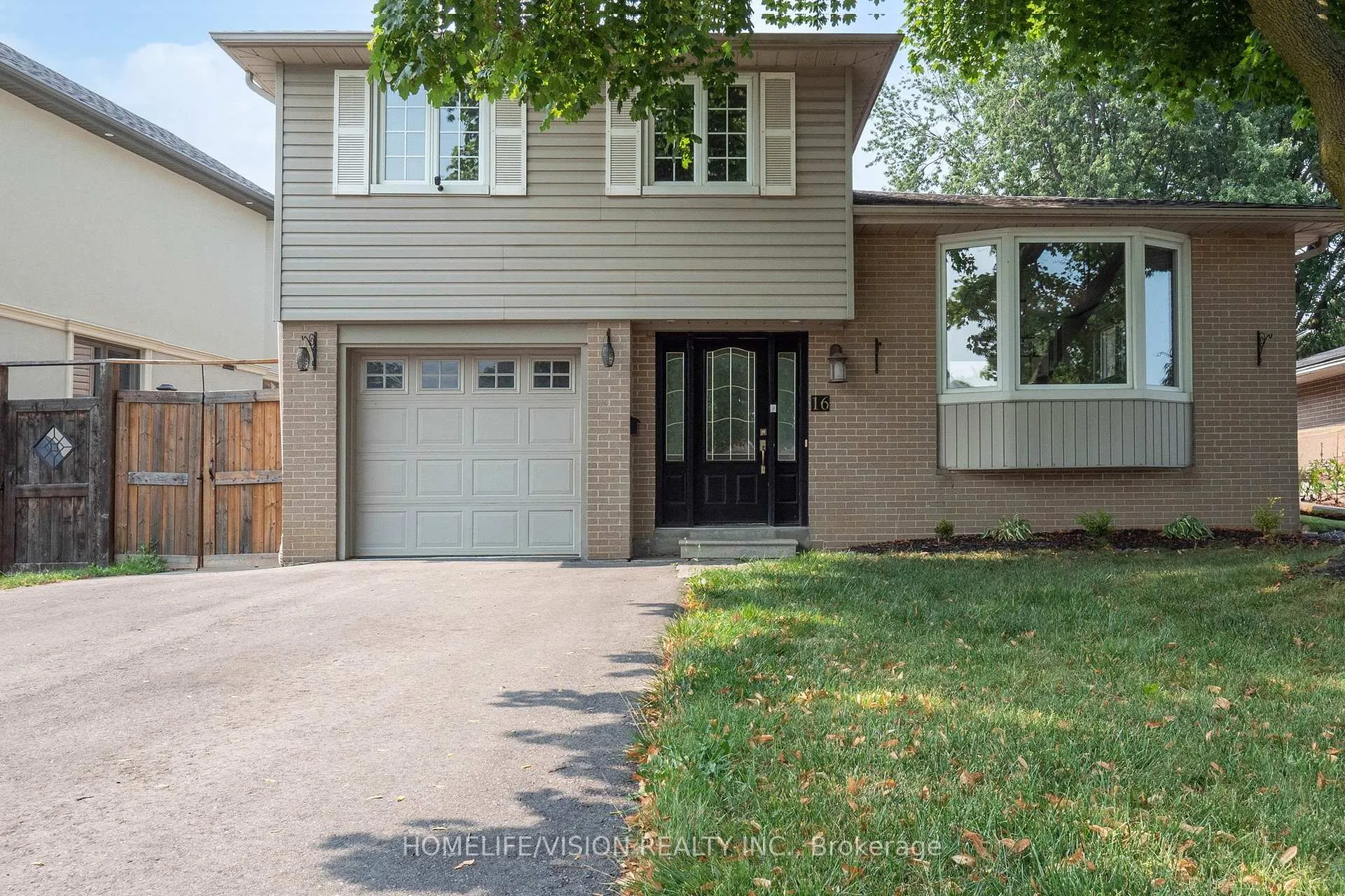 Photo 3 of 16 Palgrave Crescent, Brampton, Brampton East — HOMEH