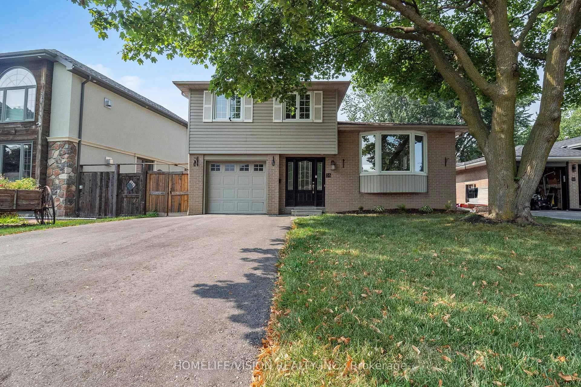 Photo 2 of 16 Palgrave Crescent, Brampton, Brampton East — HOMEH