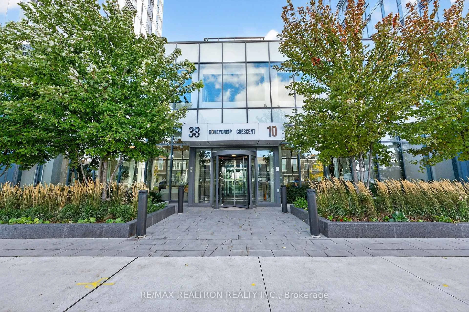 Photo 3 of Unit 717, 10 Honeycrisp Crescent, Vaughan, Vaughan Corporate Centre — HOMEH