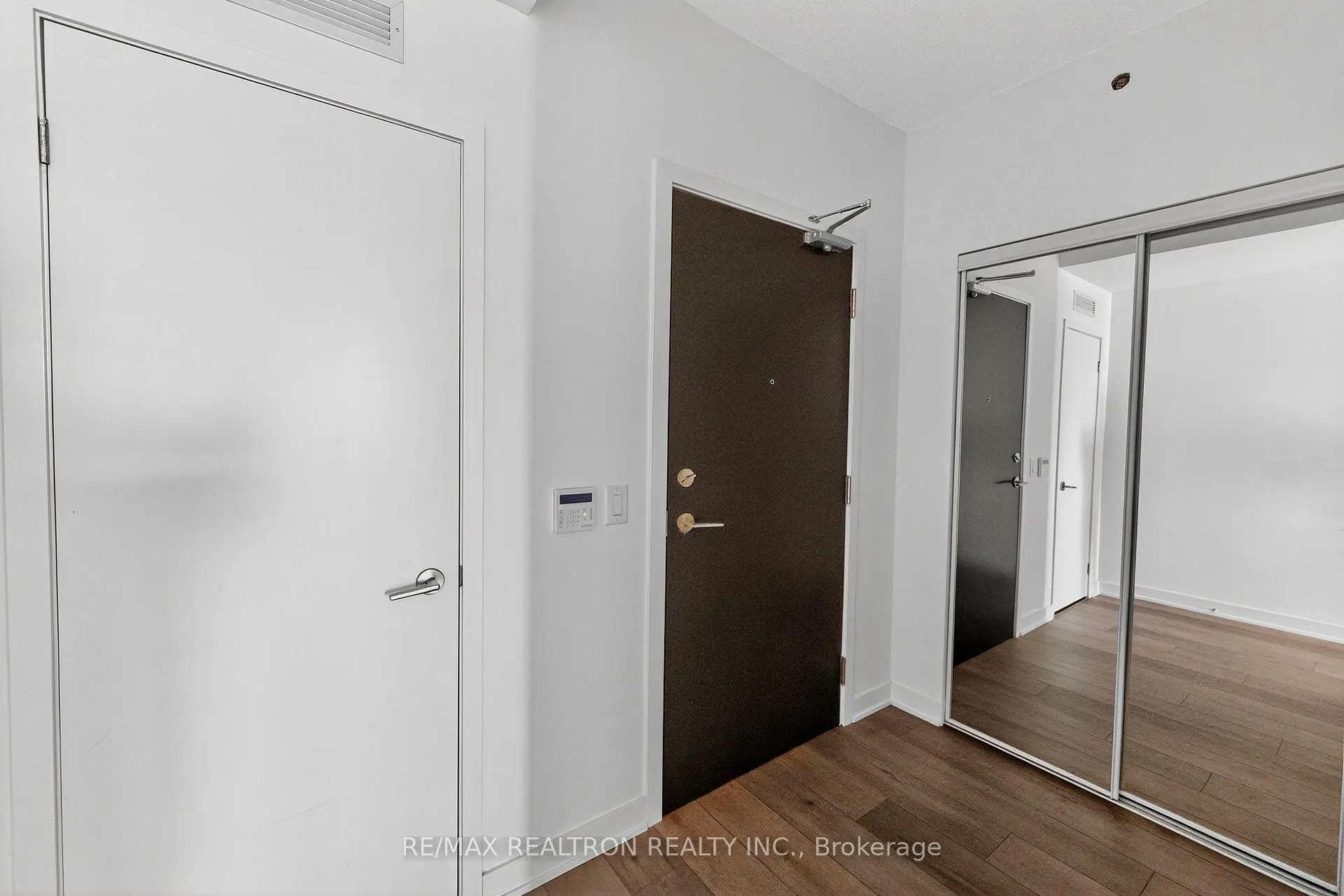 Photo 7 of Unit 717, 10 Honeycrisp Crescent, Vaughan, Vaughan Corporate Centre — HOMEH