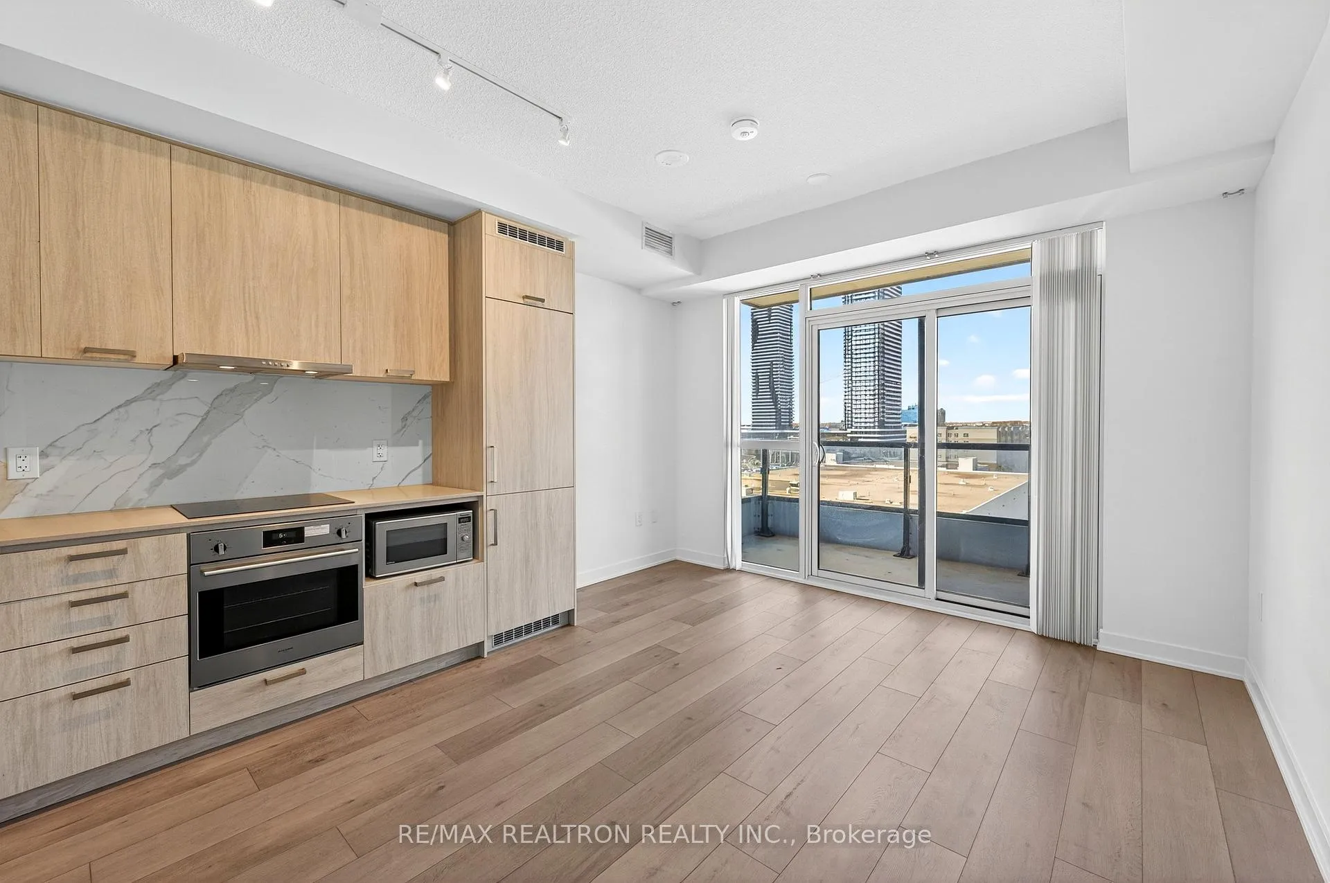Photo 9 of Unit 717, 10 Honeycrisp Crescent, Vaughan, Vaughan Corporate Centre — HOMEH