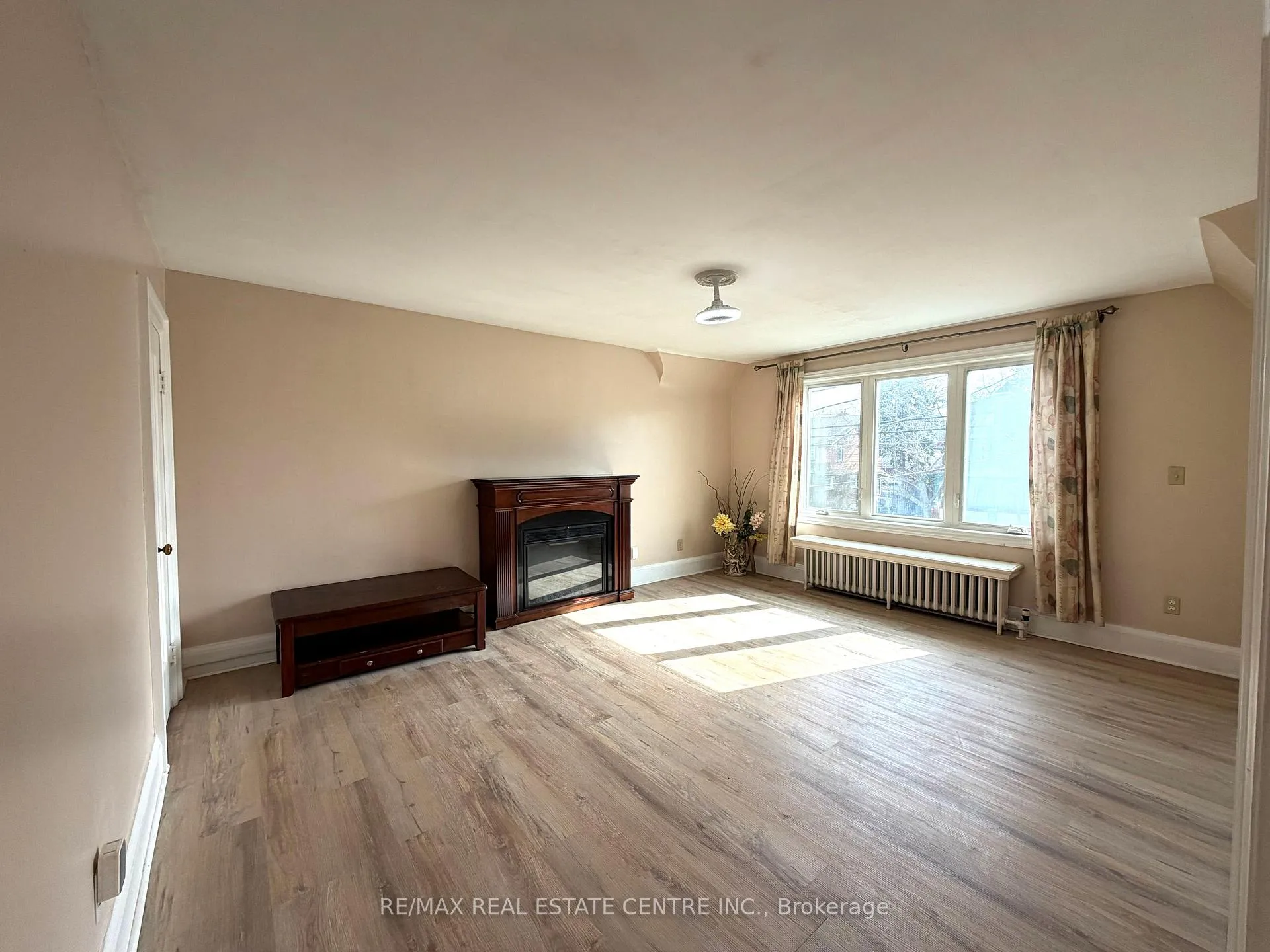 Photo 7 of 218 Weber Street E, Kitchener — HOMEH