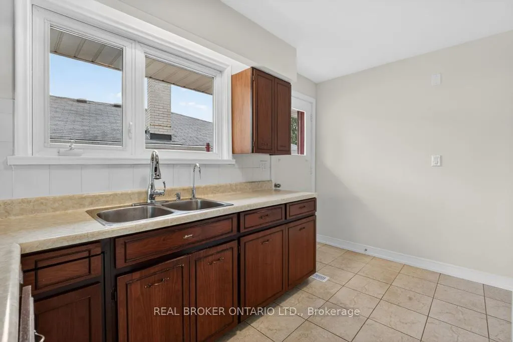 Photo 14 of 44 Mitre Place, Etobicoke, Kingsview Village-The Westway — HOMEH