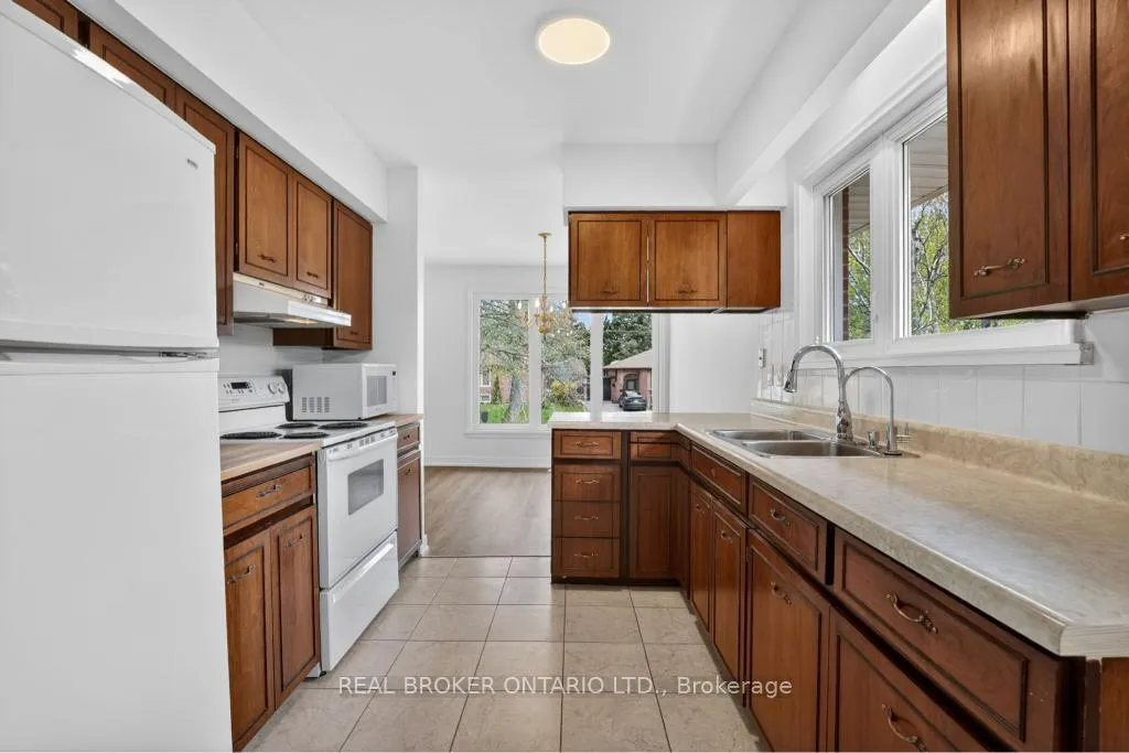 Photo 16 of 44 Mitre Place, Etobicoke, Kingsview Village-The Westway — HOMEH