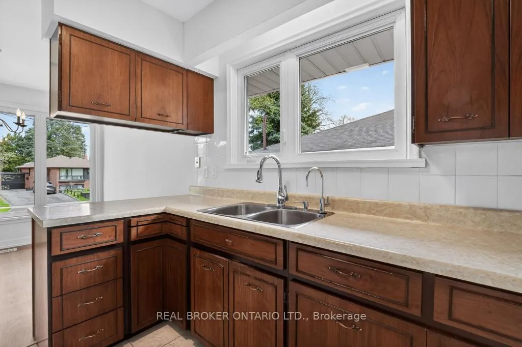 Photo 17 of 44 Mitre Place, Etobicoke, Kingsview Village-The Westway — HOMEH