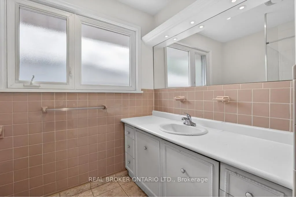 Photo 27 of 44 Mitre Place, Etobicoke, Kingsview Village-The Westway — HOMEH