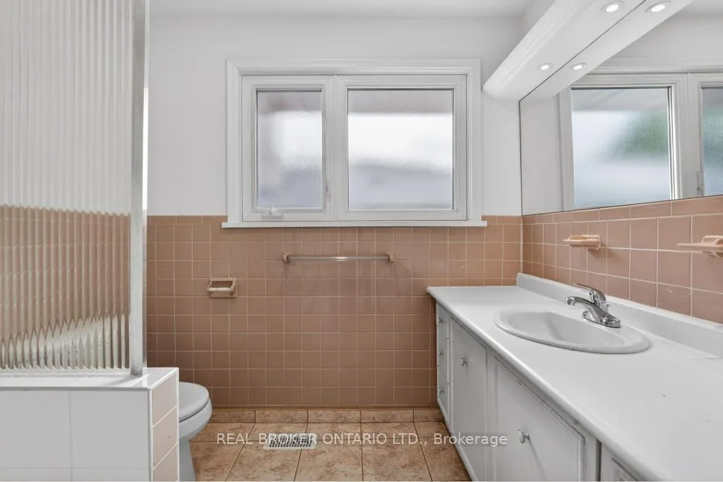 Photo 28 of 44 Mitre Place, Etobicoke, Kingsview Village-The Westway — HOMEH