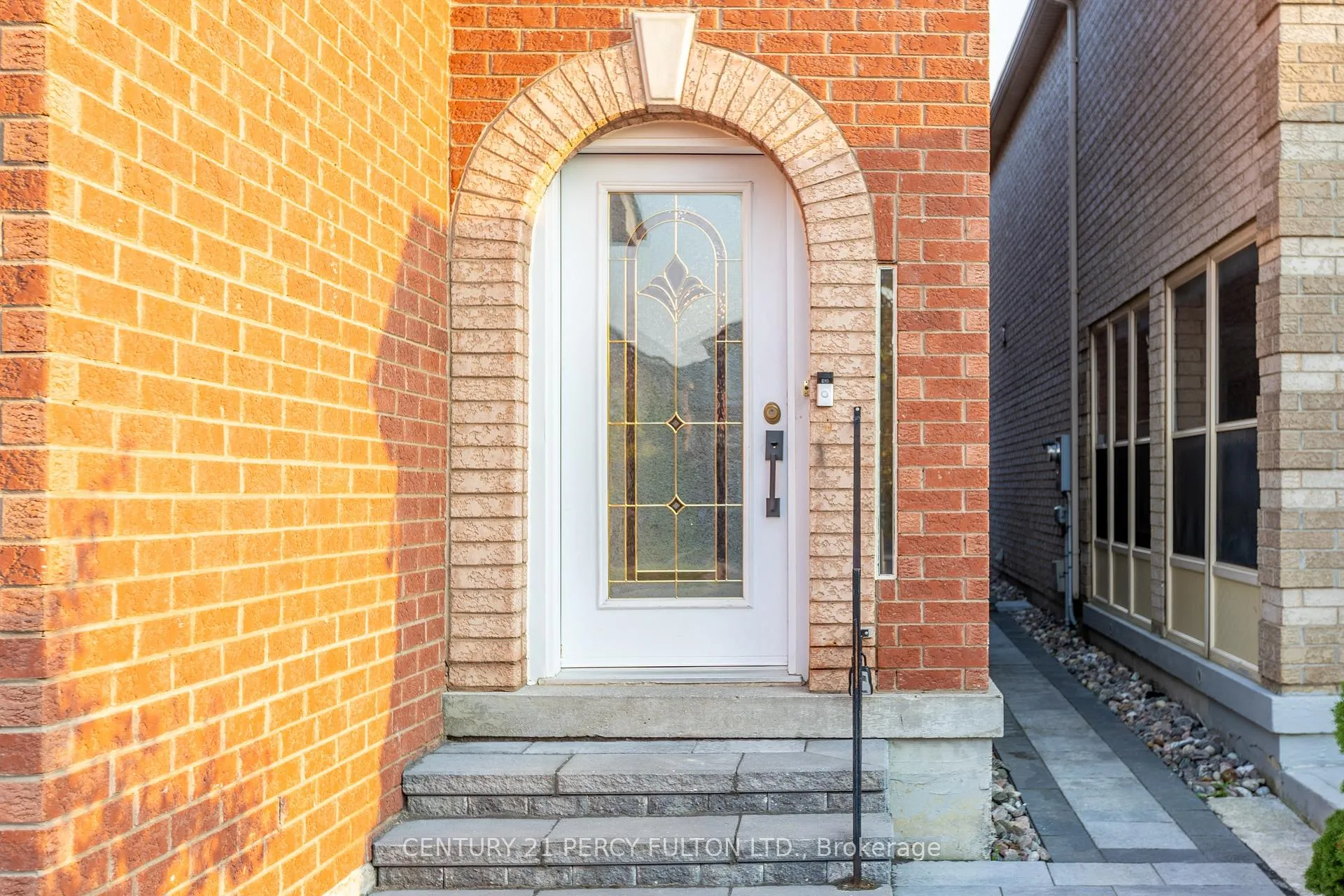 Photo 2 of 161 Sophia Road, Markham, Middlefield — HOMEH