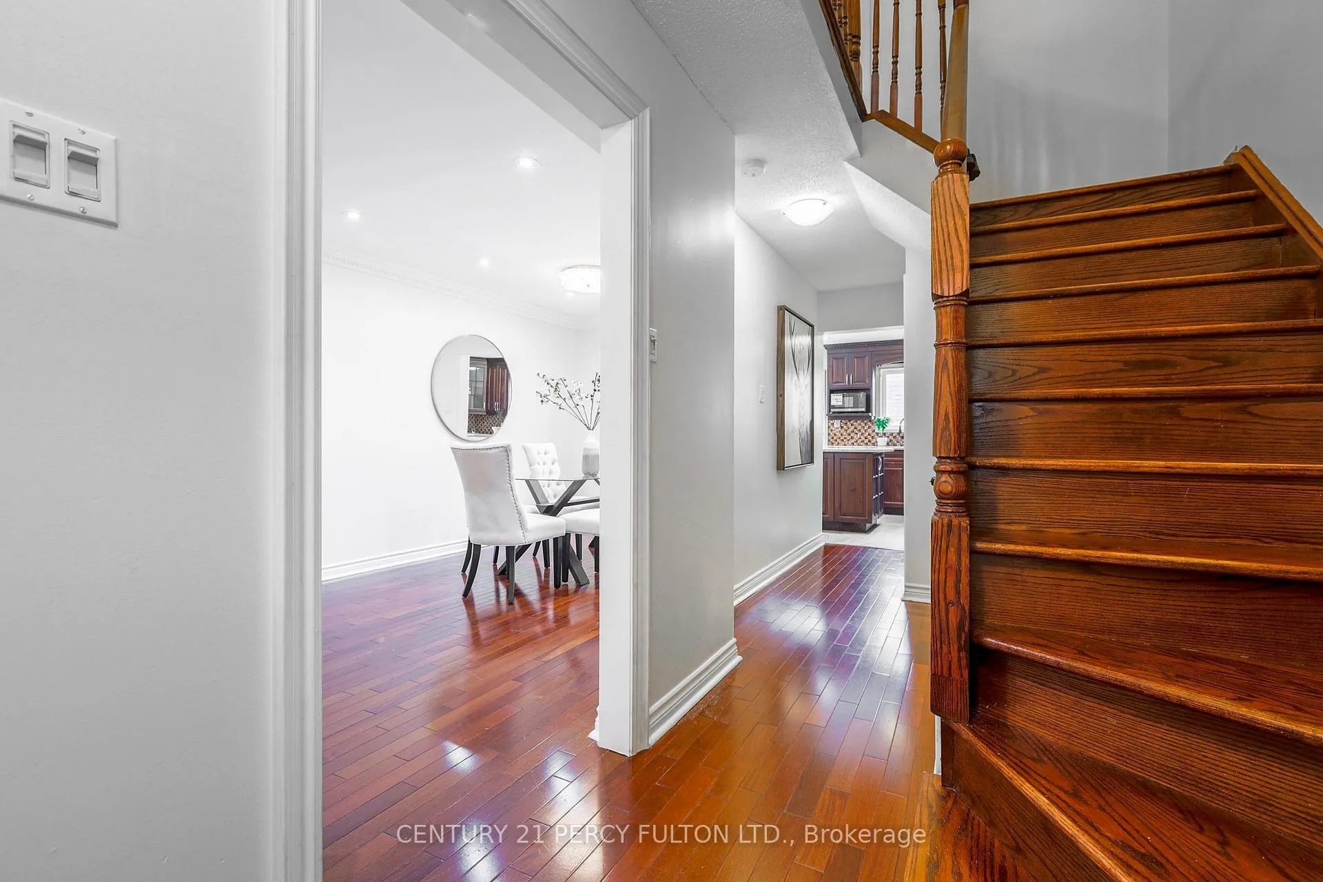 Photo 4 of 161 Sophia Road, Markham, Middlefield — HOMEH