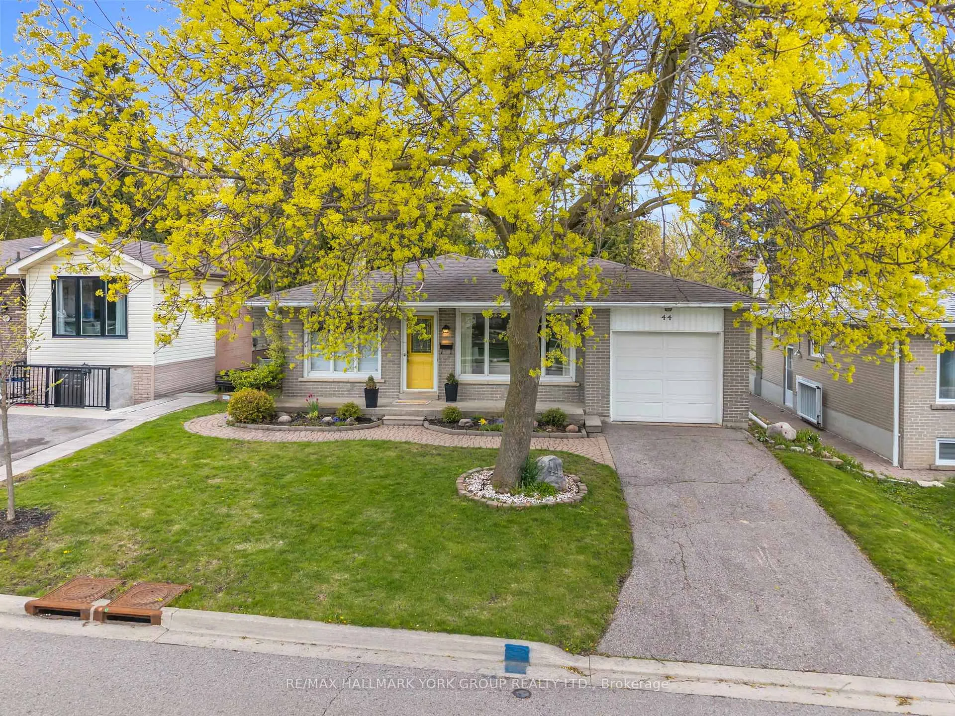 Photo 2 of 44 Kemano Road, Aurora, Aurora Heights — HOMEH