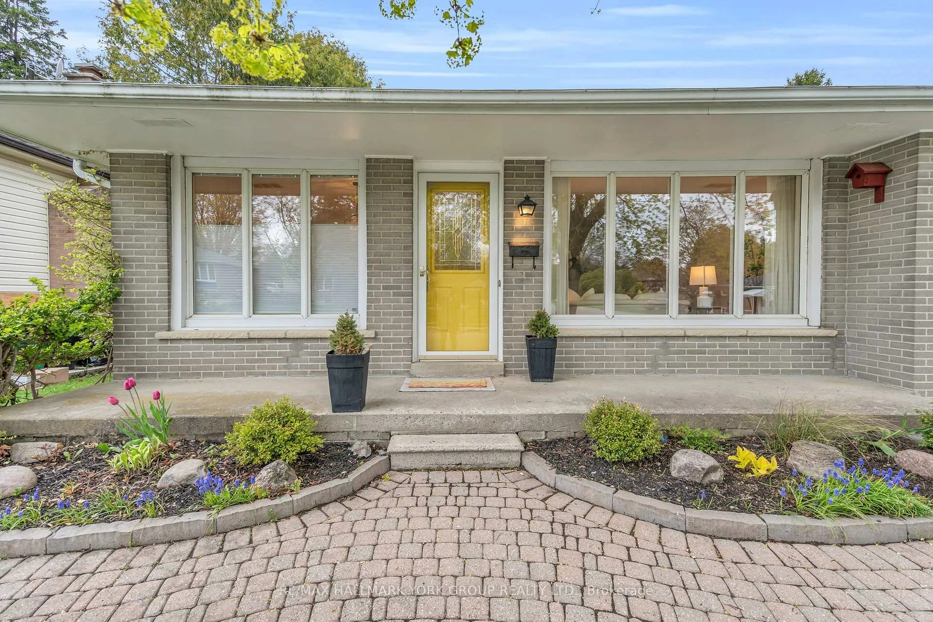 Photo 3 of 44 Kemano Road, Aurora, Aurora Heights — HOMEH