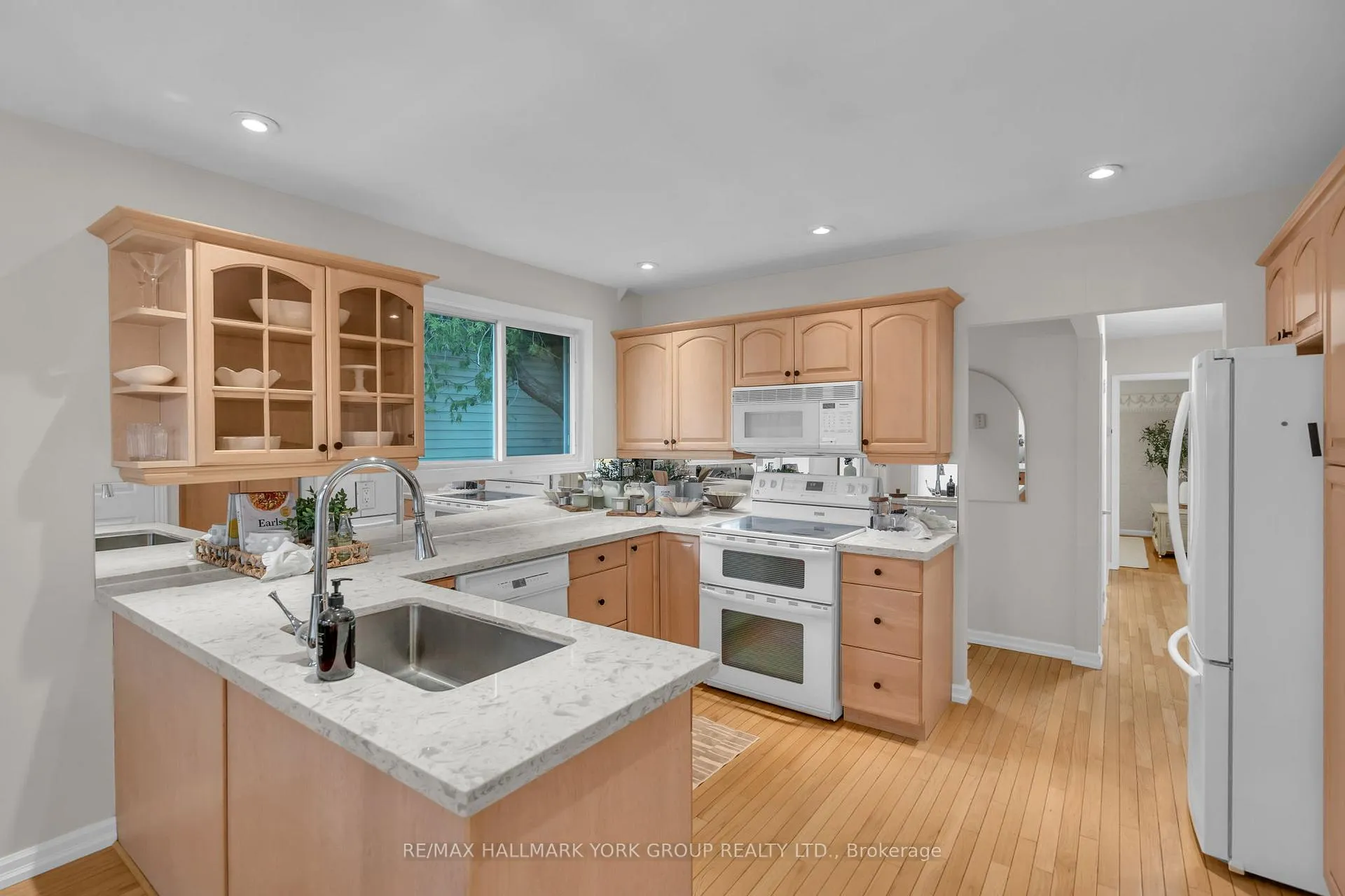 Photo 8 of 44 Kemano Road, Aurora, Aurora Heights — HOMEH