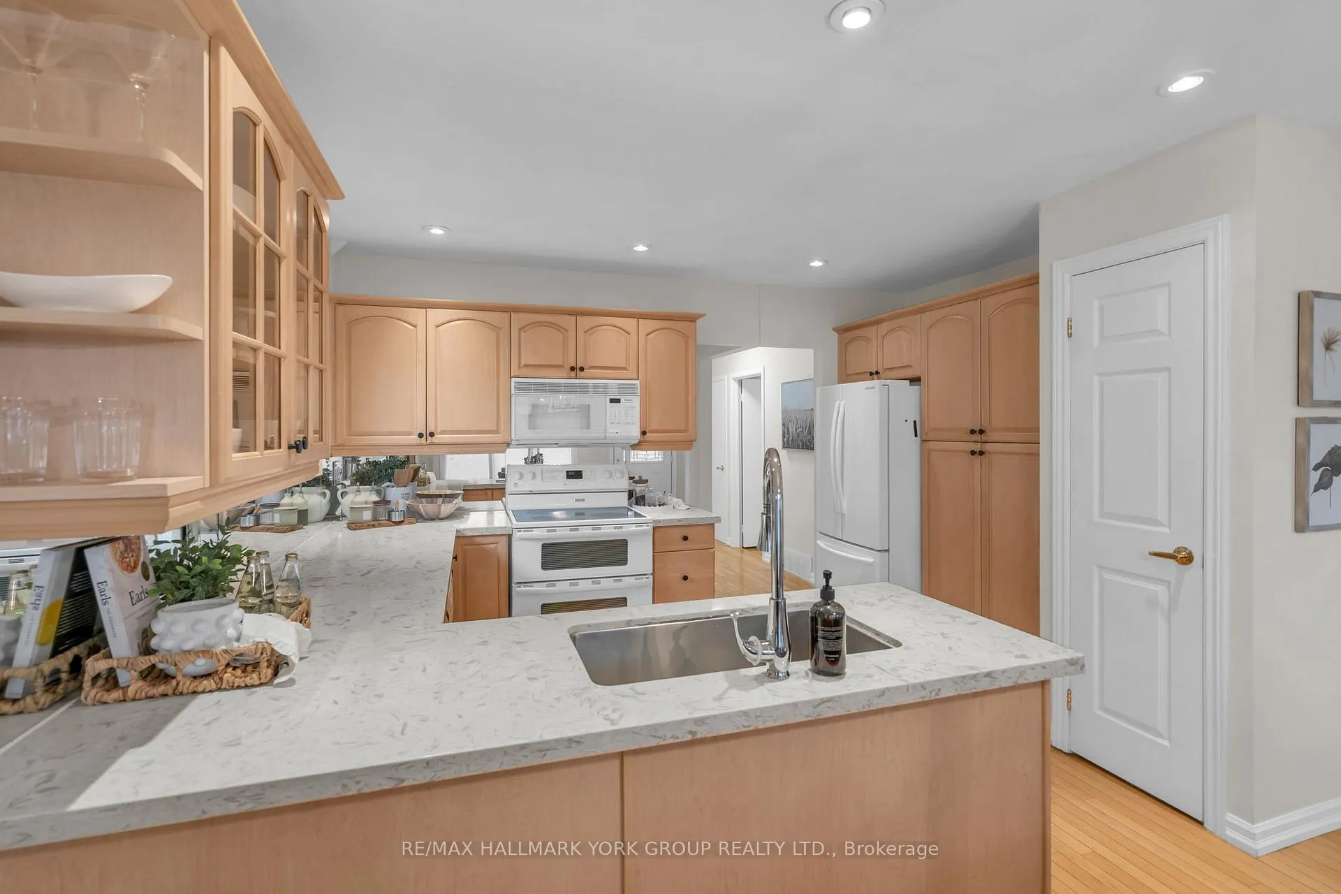 Photo 9 of 44 Kemano Road, Aurora, Aurora Heights — HOMEH