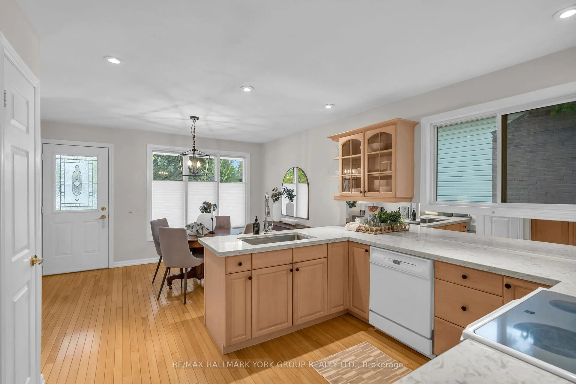 Photo 10 of 44 Kemano Road, Aurora, Aurora Heights — HOMEH