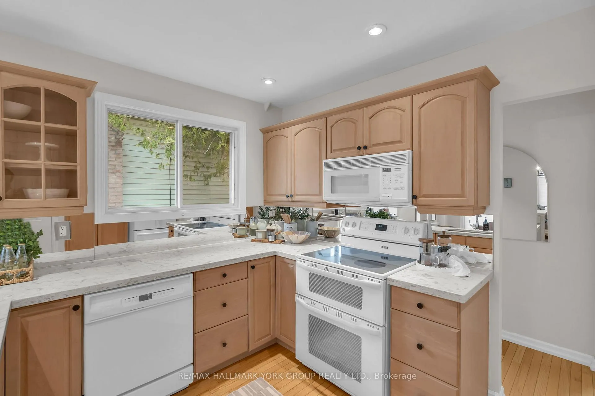 Photo 11 of 44 Kemano Road, Aurora, Aurora Heights — HOMEH