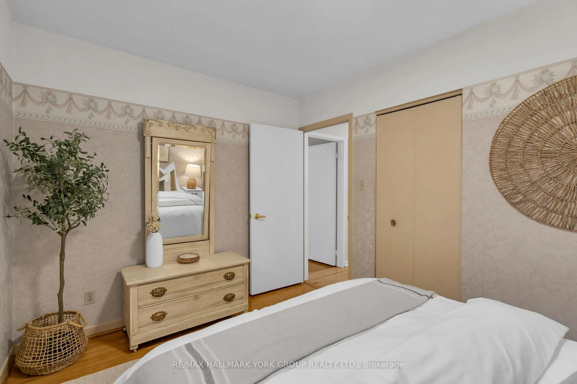 Photo 20 of 44 Kemano Road, Aurora, Aurora Heights — HOMEH