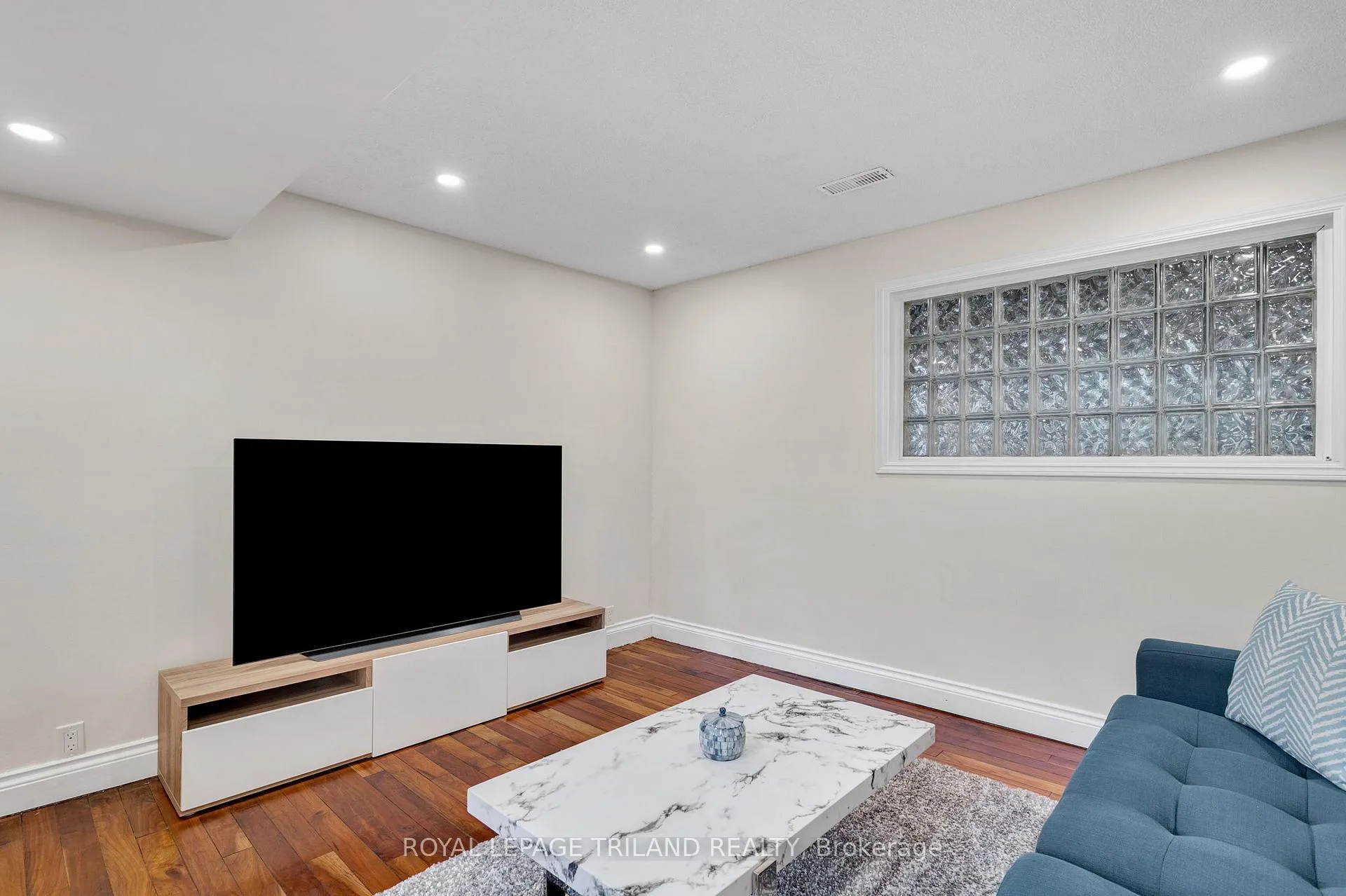 Photo 12 of 24 Beechmount Crescent, London, South X — HOMEH