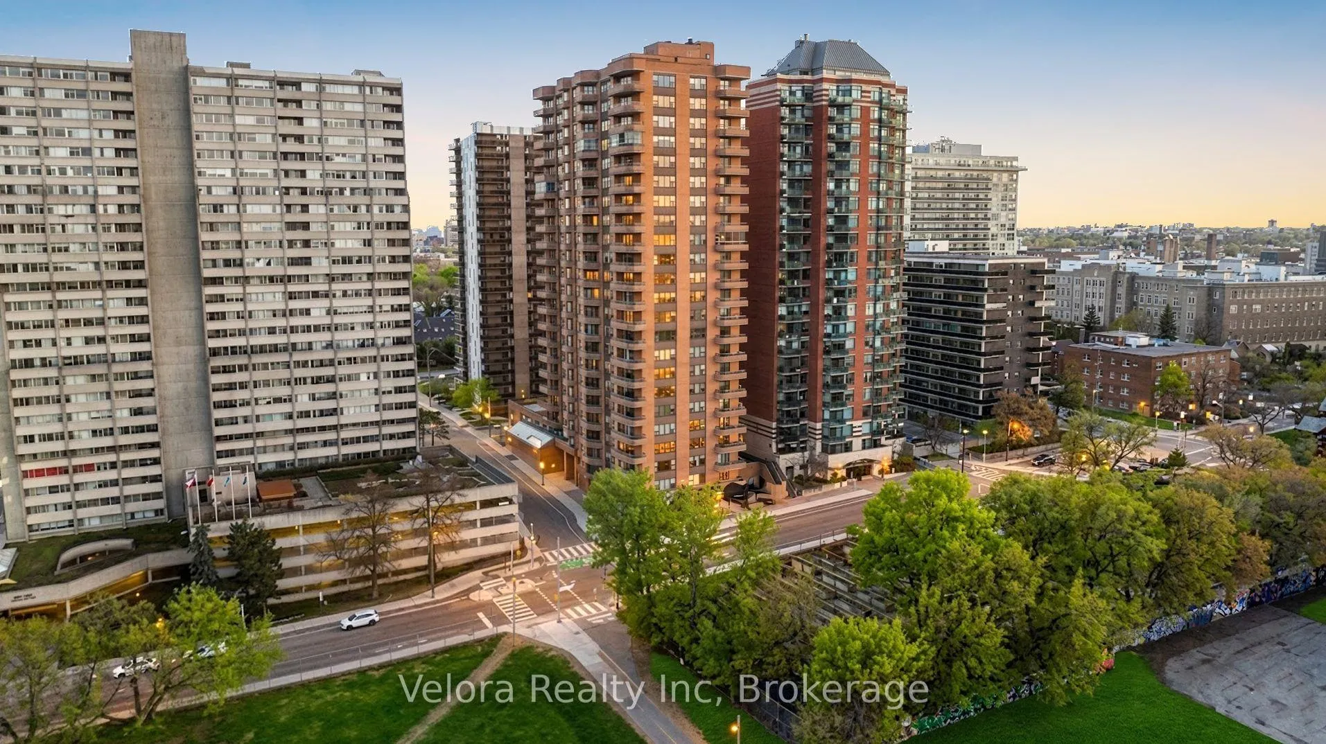 Front of Unit 1604, 556 Laurier Avenue W