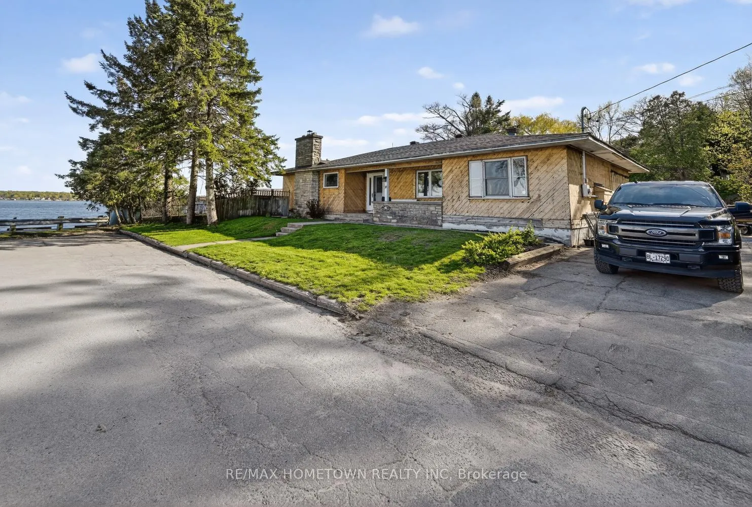 Photo 9 of 14 Thomas Street, Brockville — HOMEH