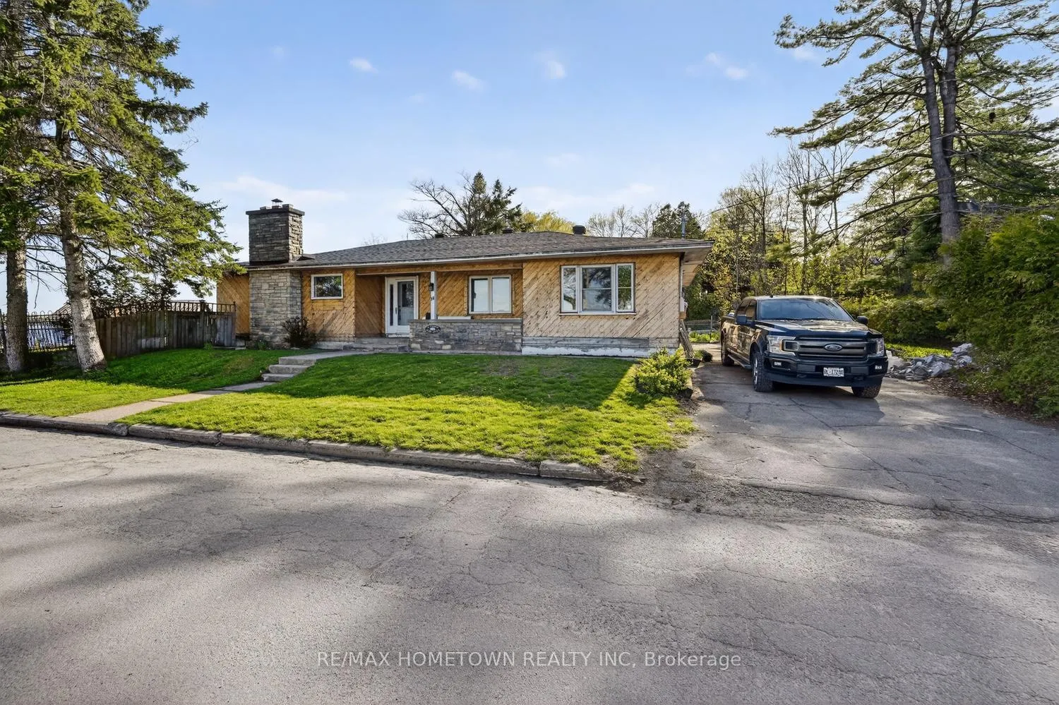 Photo 10 of 14 Thomas Street, Brockville — HOMEH