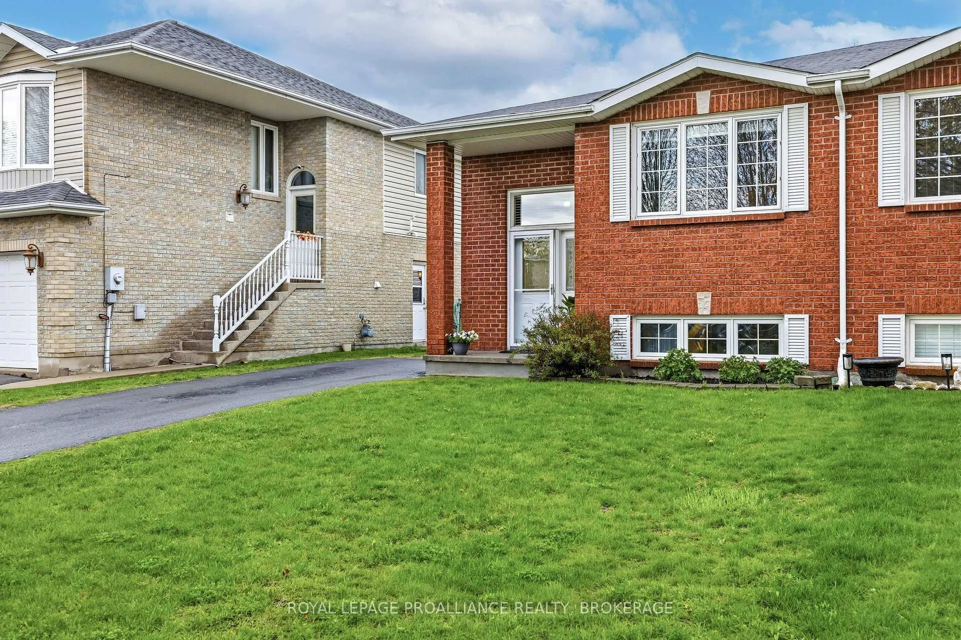 Photo 2 of 1044 Waterbury Crescent, Kingston, City Southwest — HOMEH