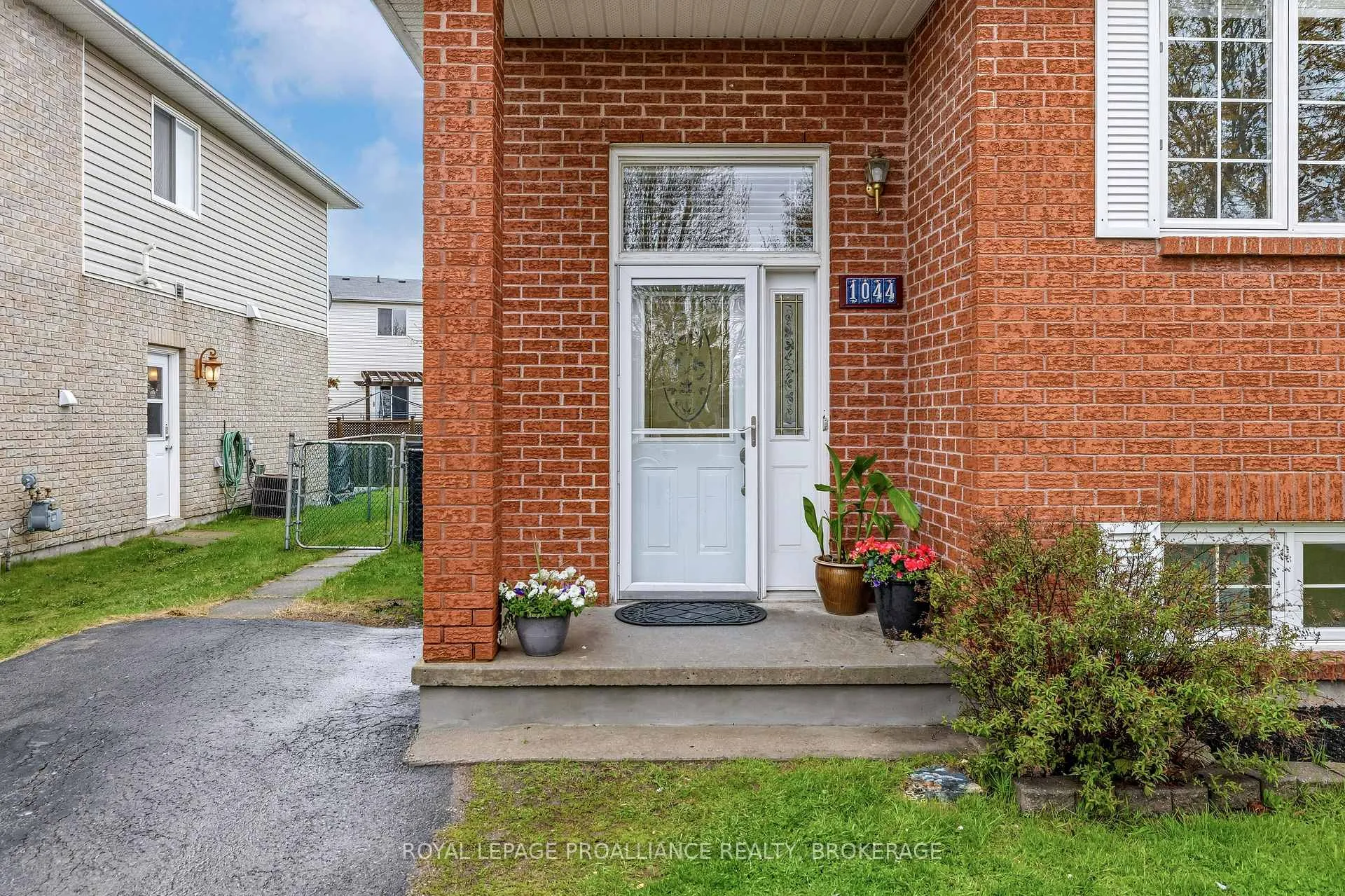Photo 3 of 1044 Waterbury Crescent, Kingston, City Southwest — HOMEH