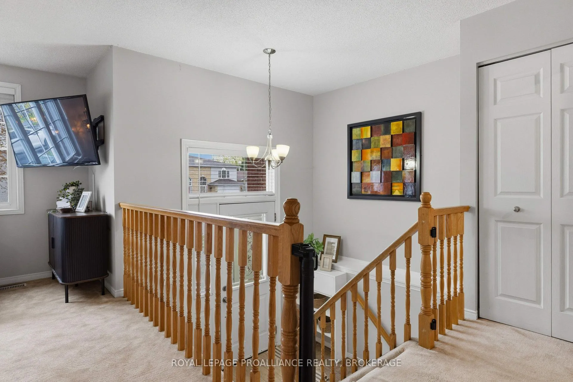 Photo 4 of 1044 Waterbury Crescent, Kingston, City Southwest — HOMEH