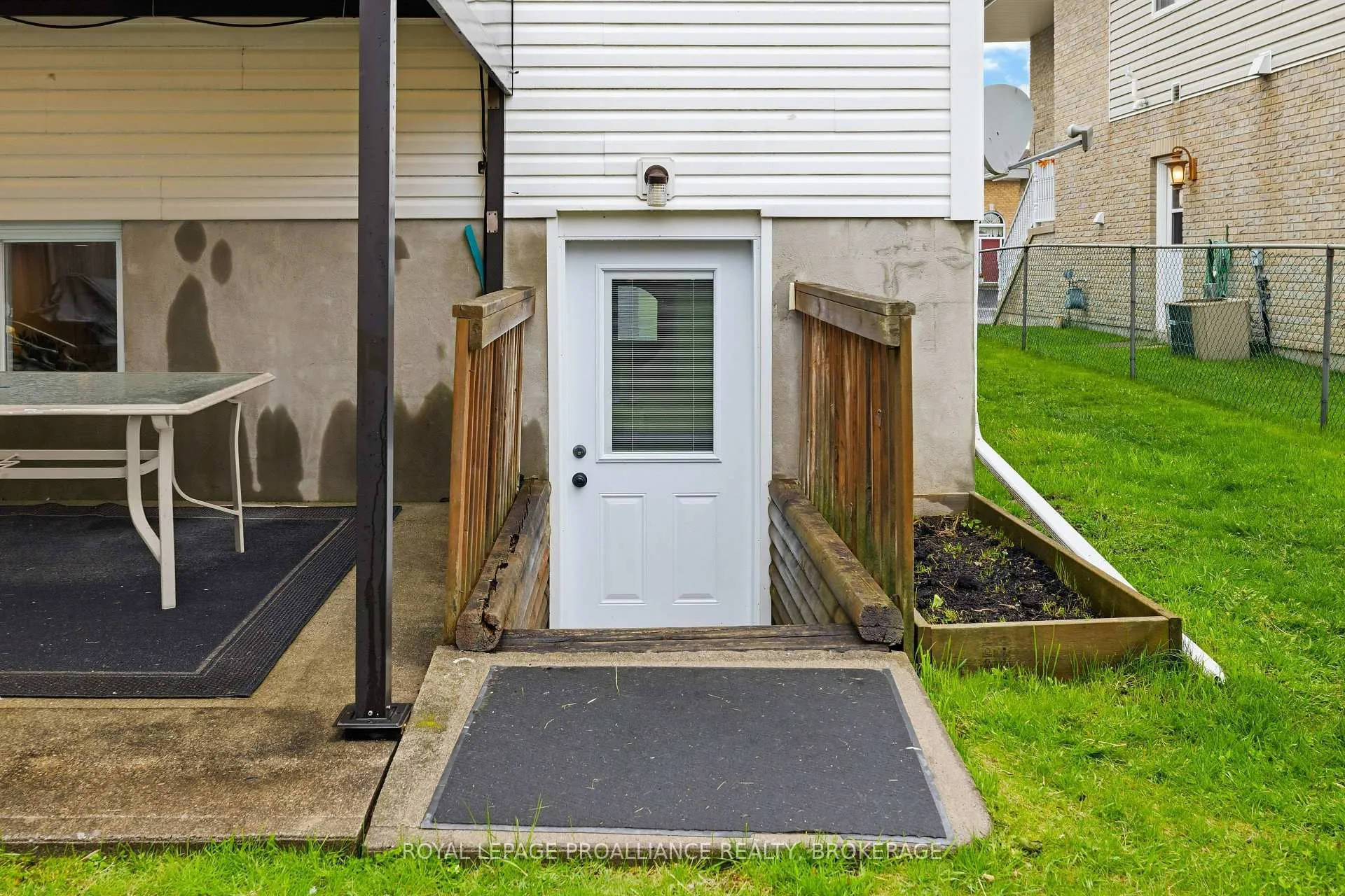 Photo 40 of 1044 Waterbury Crescent, Kingston, City Southwest — HOMEH