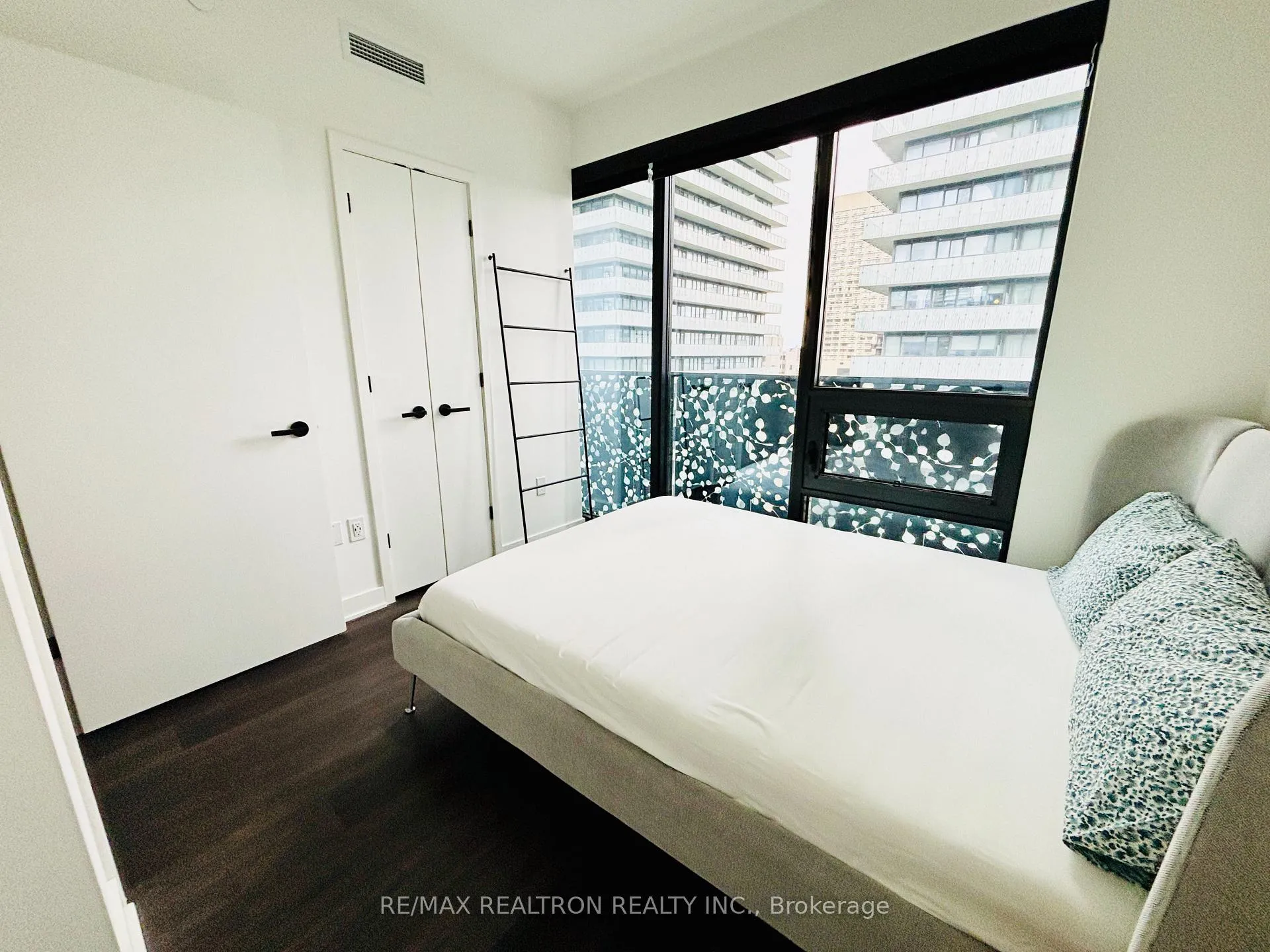 Photo 16 of Unit 1910, 55 Charles Street, Toronto, Church-Yonge Corridor — HOMEH