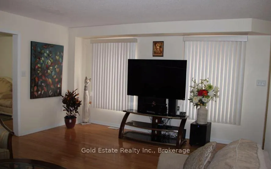 Photo 8 of 83 Mission Ridge Trail, Brampton, Bram East — HOMEH
