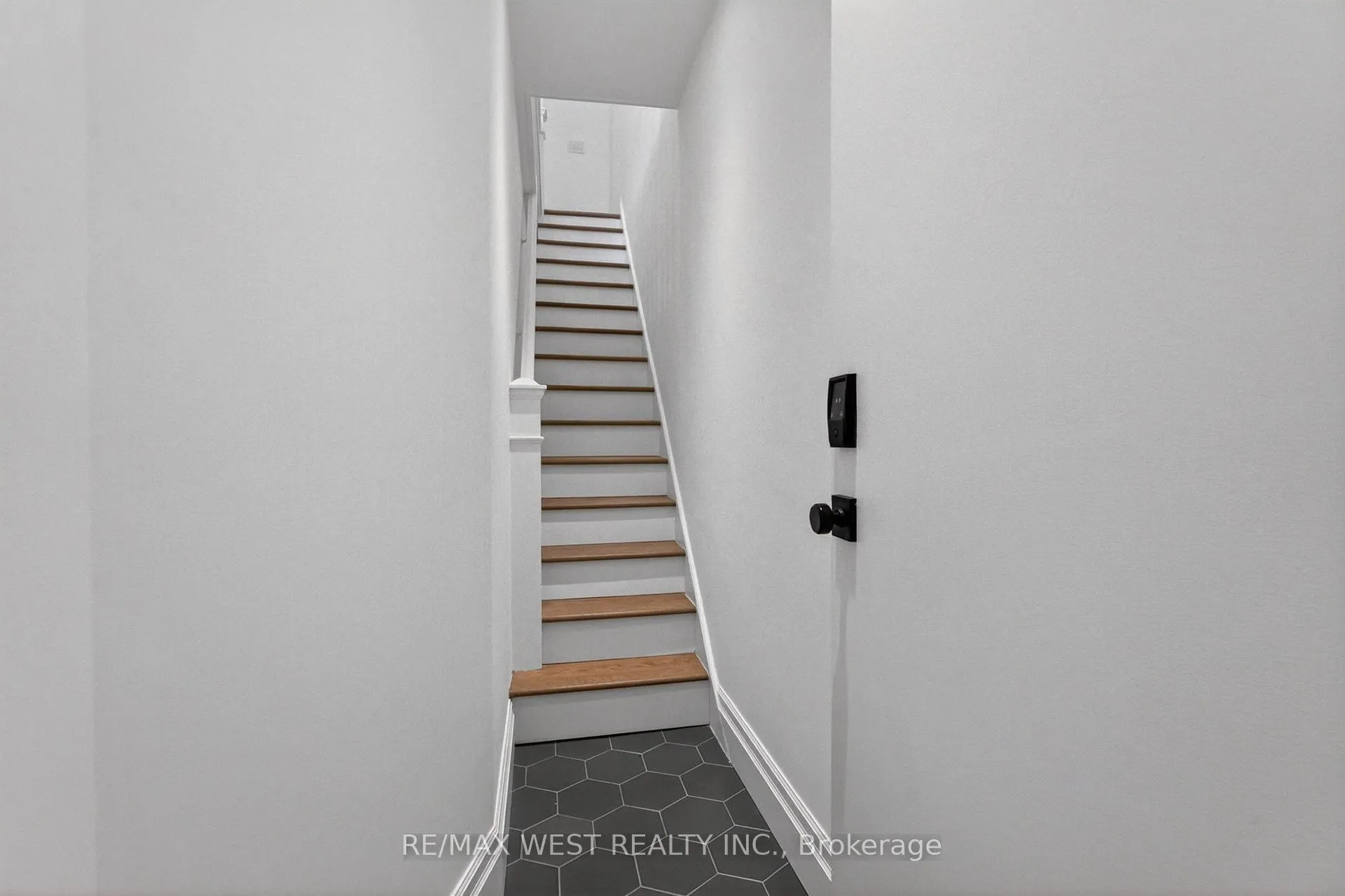 Photo 3 of Unit Upper, 518 Roxton Road, Toronto, Palmerston-Little Italy — HOMEH