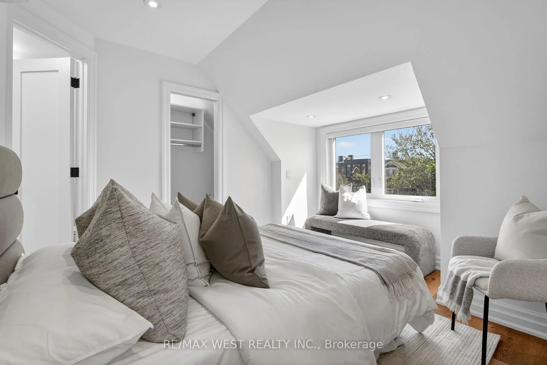 Photo 17 of Unit Upper, 518 Roxton Road, Toronto, Palmerston-Little Italy — HOMEH
