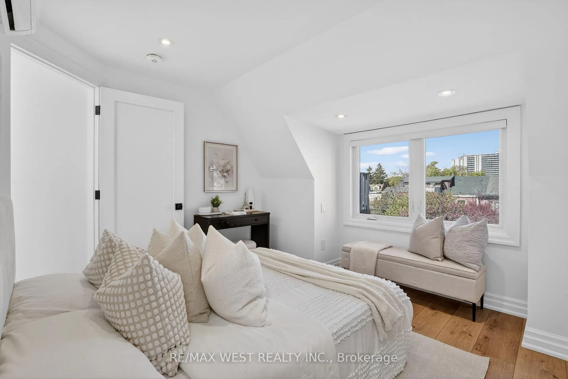 Photo 21 of Unit Upper, 518 Roxton Road, Toronto, Palmerston-Little Italy — HOMEH