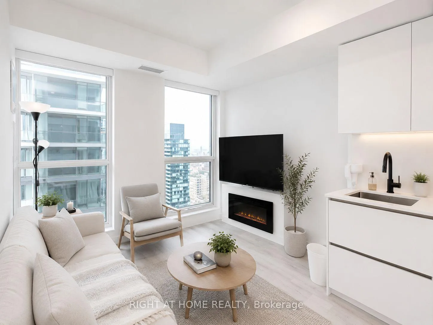 Photo 4 of Unit 1505, 327 King Street, Toronto, Waterfront Communities — HOMEH