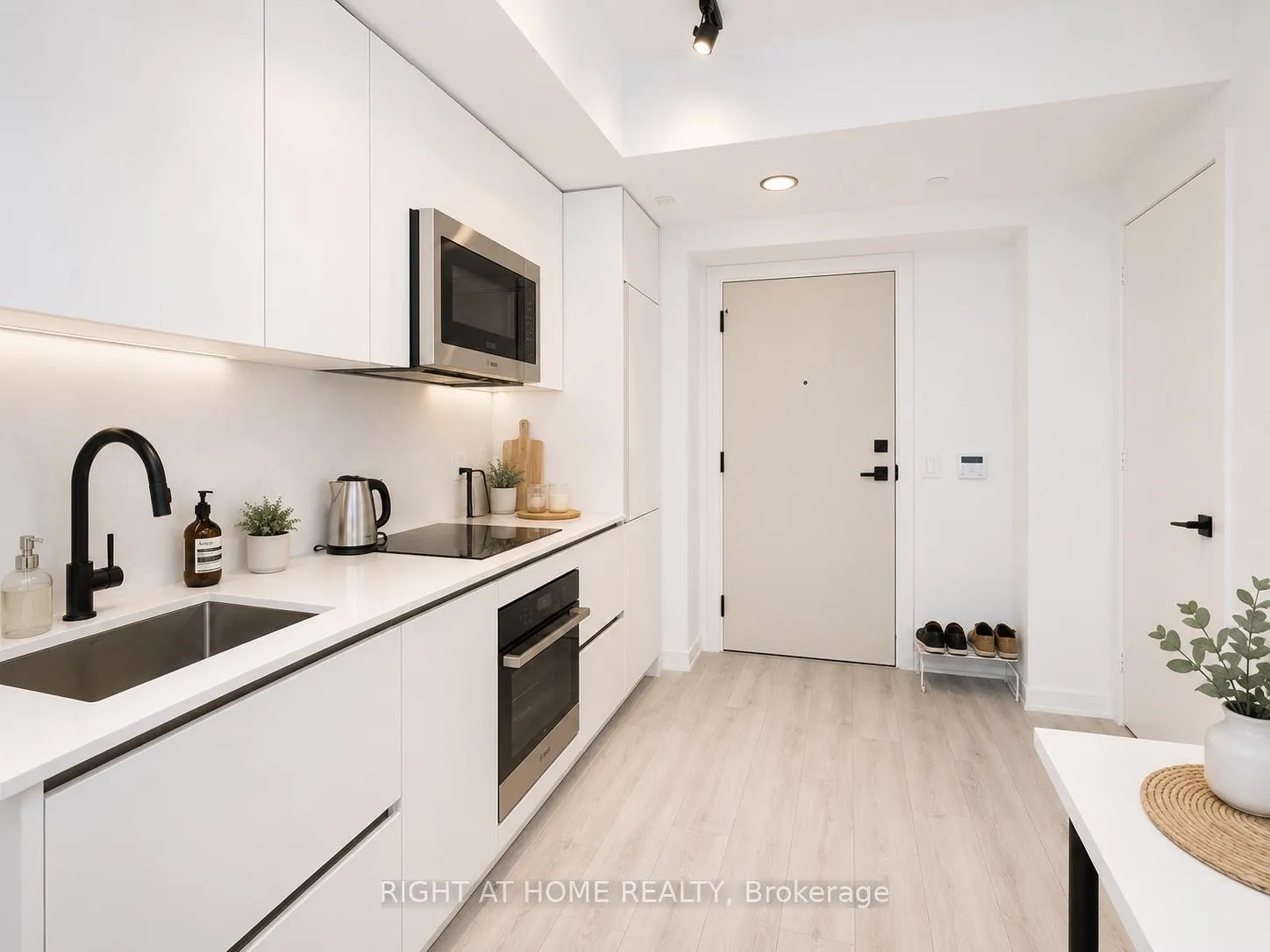 Photo 5 of Unit 1505, 327 King Street, Toronto, Waterfront Communities — HOMEH