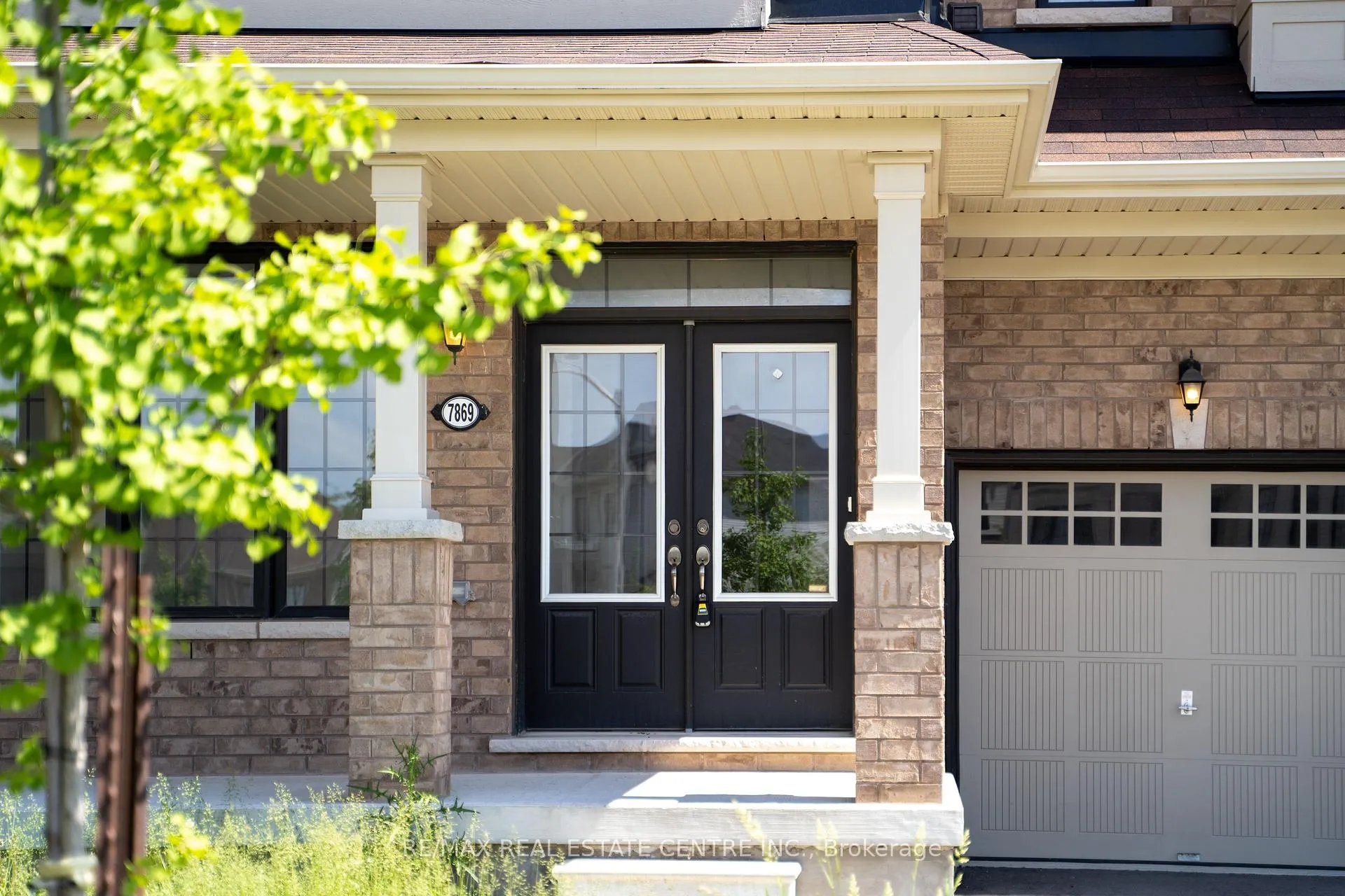 Photo 2 of 7869 Buckeye Crescent, Niagara Falls, Brown — HOMEH