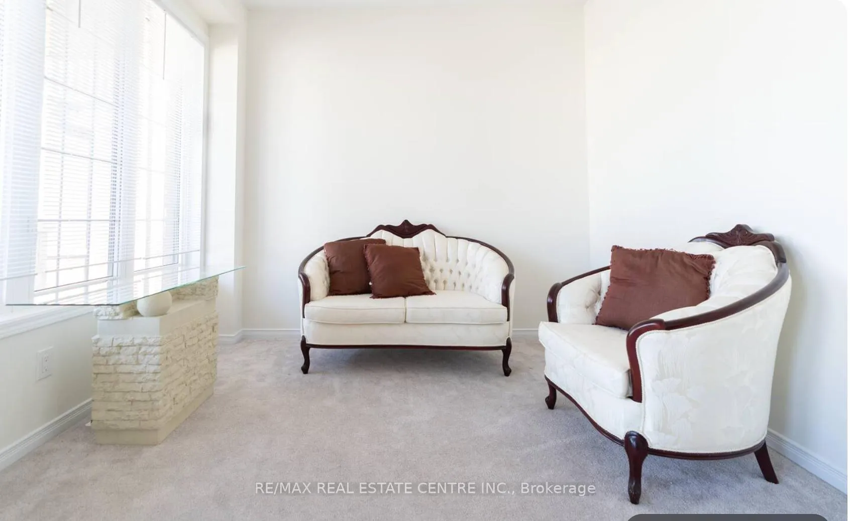 Photo 3 of 7869 Buckeye Crescent, Niagara Falls, Brown — HOMEH
