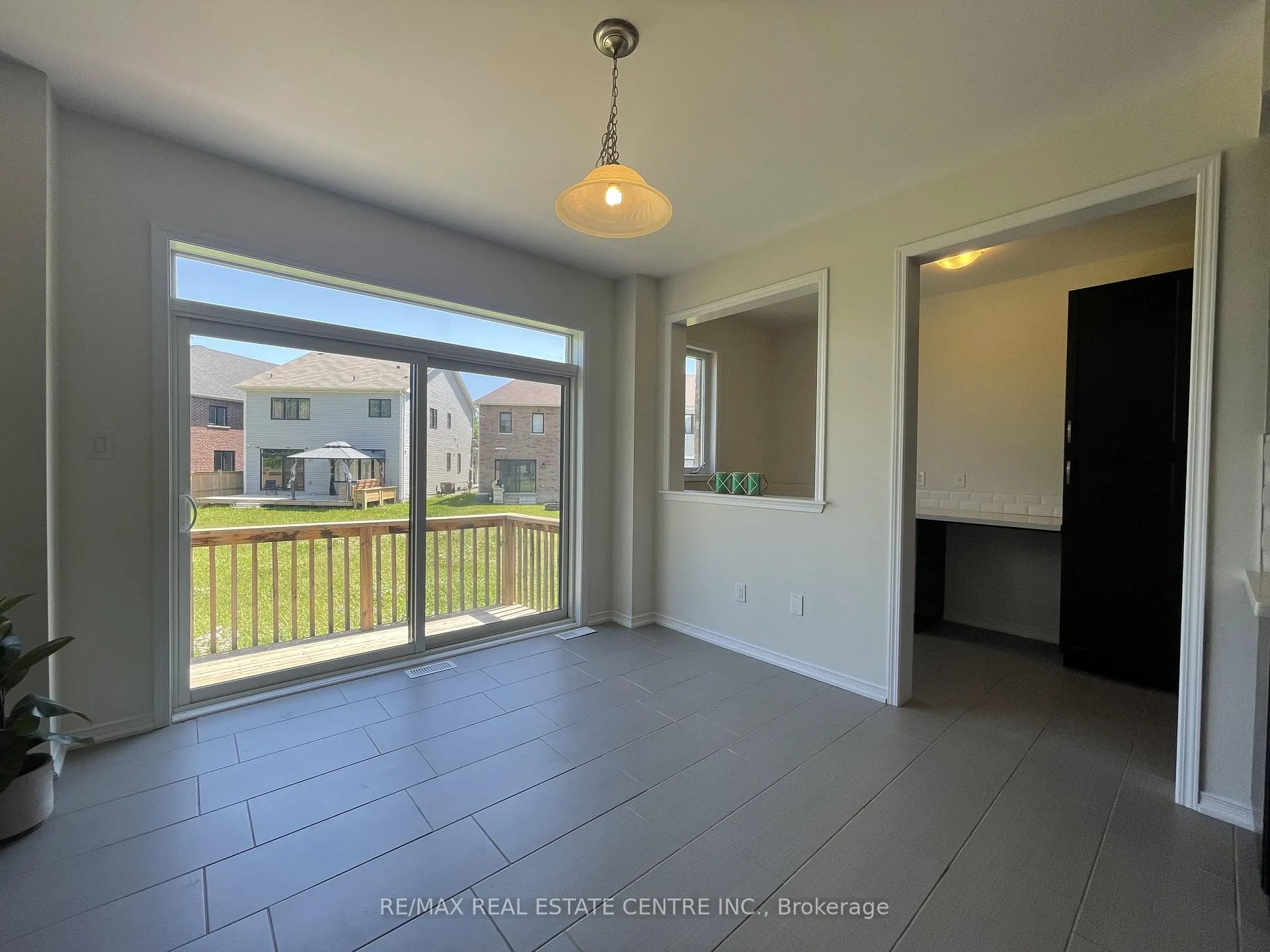 Photo 6 of 7869 Buckeye Crescent, Niagara Falls, Brown — HOMEH