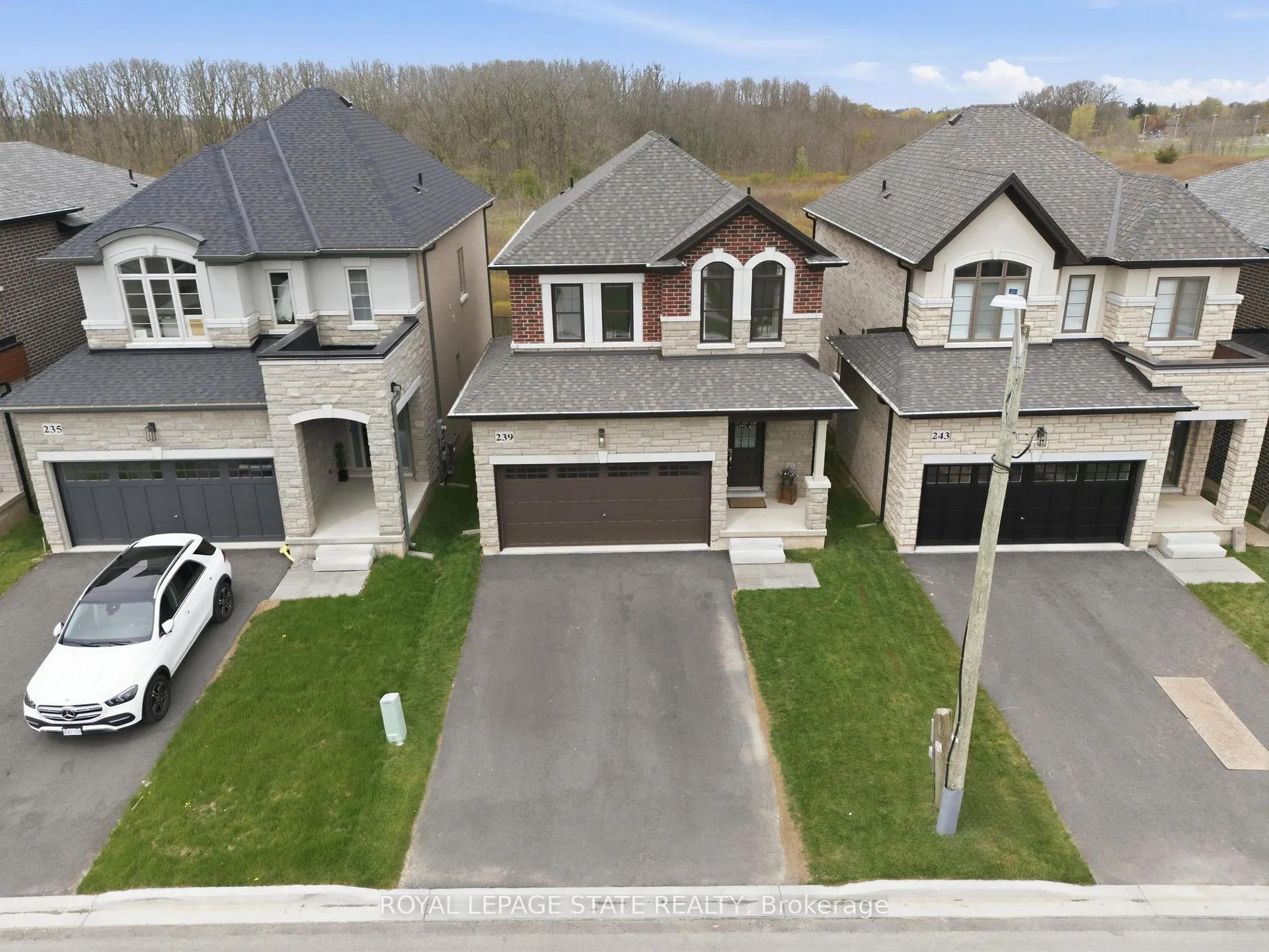 Photo 3 of 239 Alessio Drive, Hamilton, Sheldon — HOMEH
