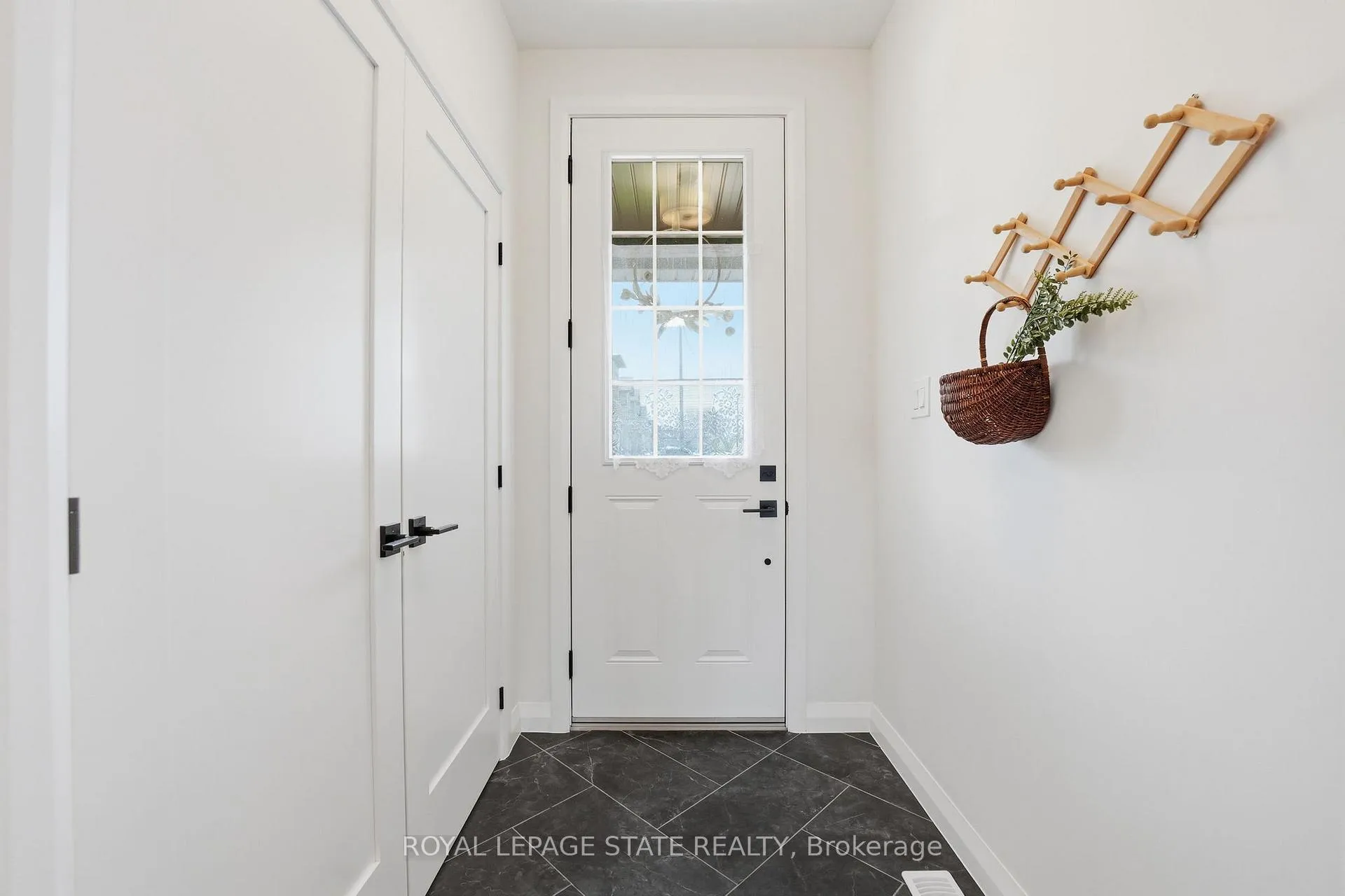 Photo 8 of 239 Alessio Drive, Hamilton, Sheldon — HOMEH