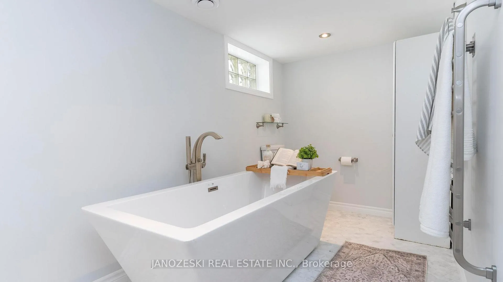 Photo 17 of 401 Boler Road, London, South B — HOMEH