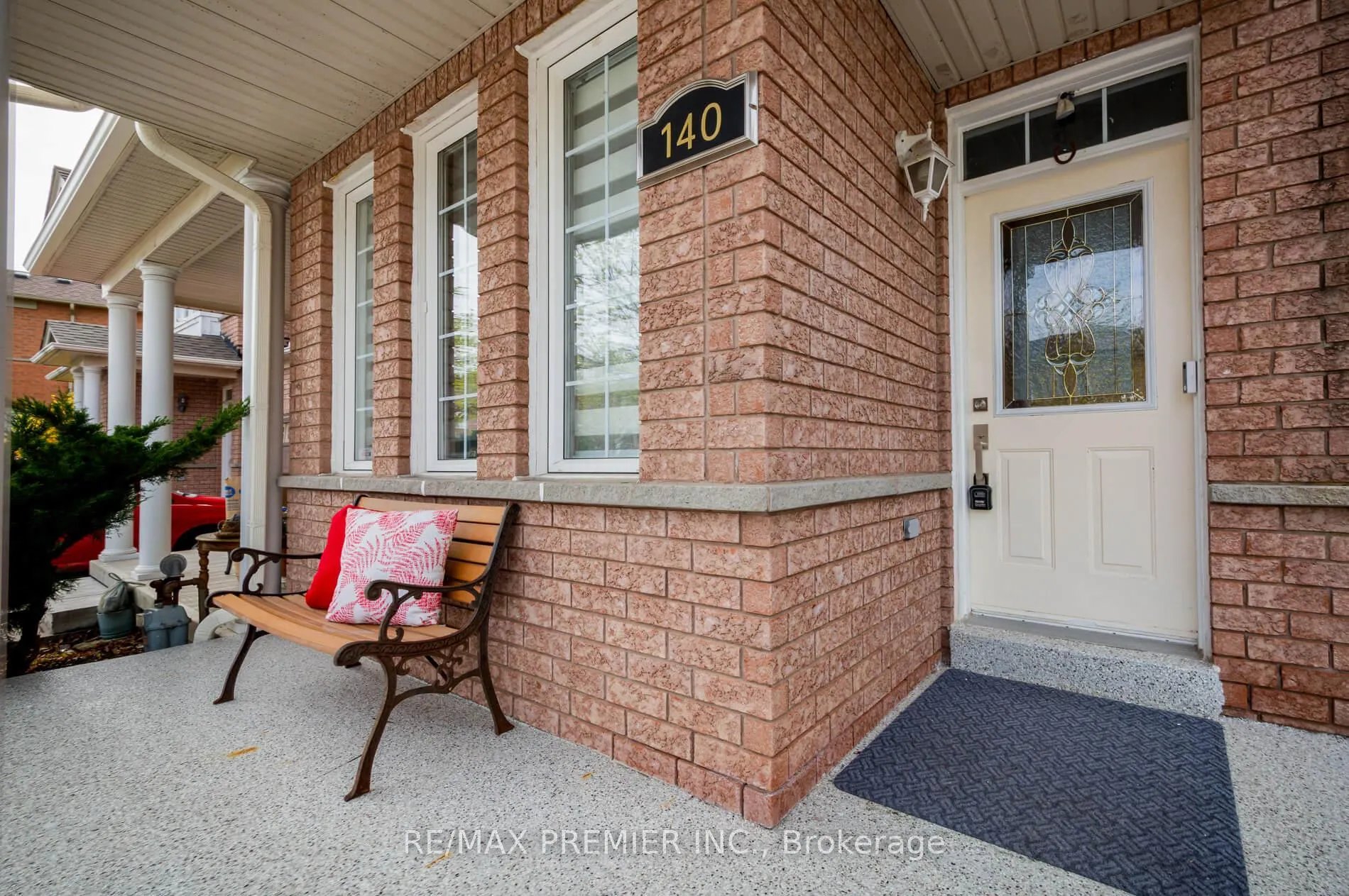 Photo 5 of 140 Dolce Crescent, Vaughan, Vellore Village — HOMEH