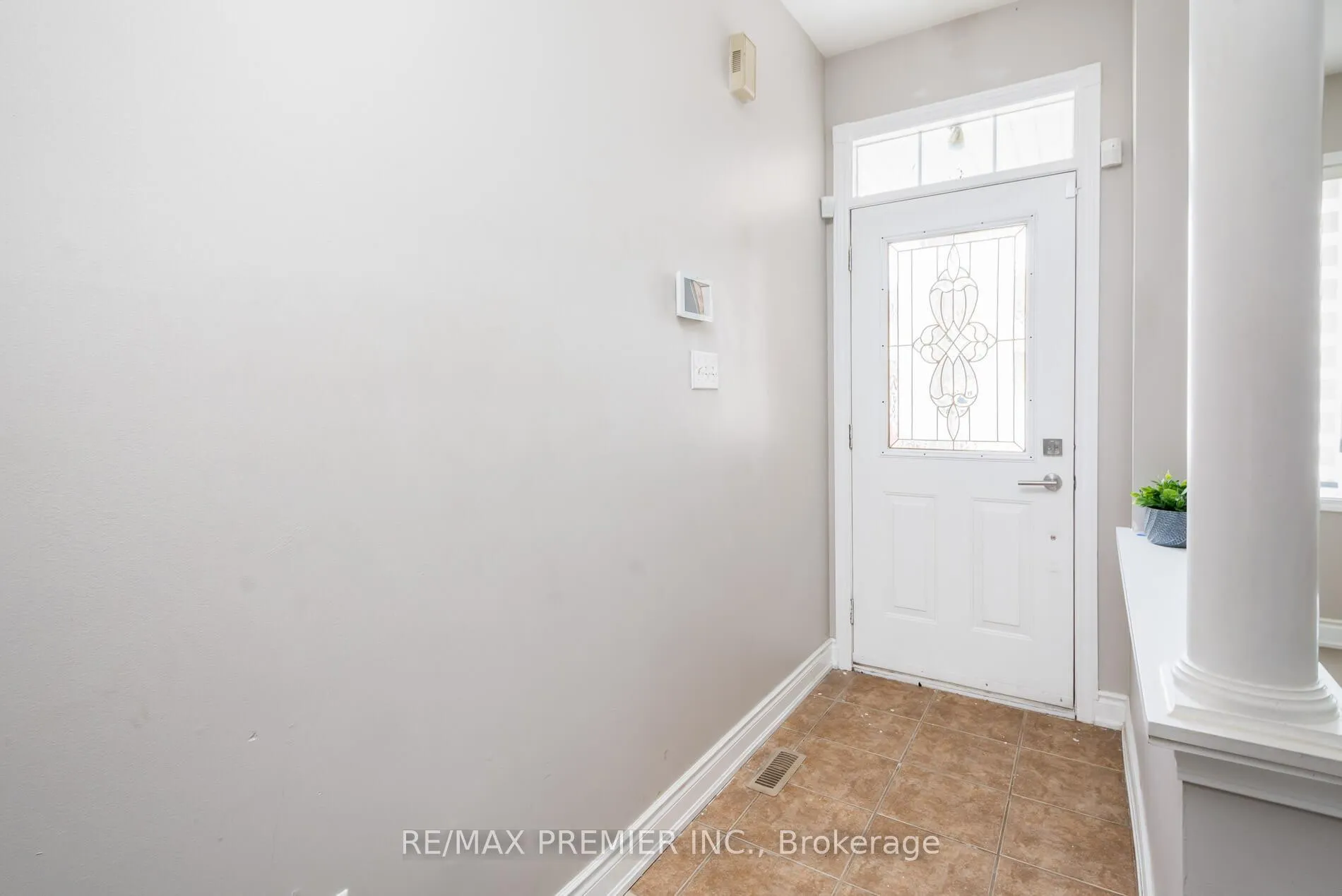 Photo 6 of 140 Dolce Crescent, Vaughan, Vellore Village — HOMEH