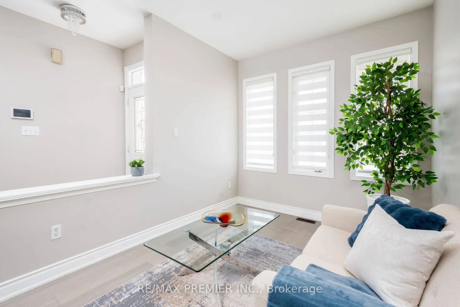 Photo 8 of 140 Dolce Crescent, Vaughan, Vellore Village — HOMEH