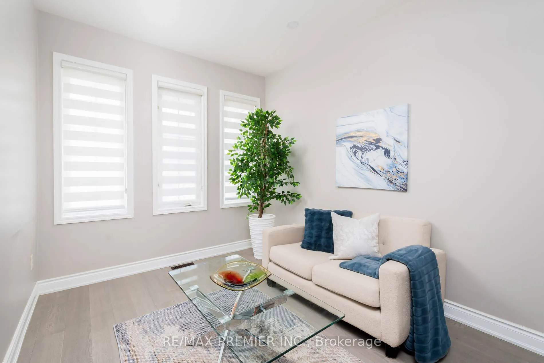 Photo 9 of 140 Dolce Crescent, Vaughan, Vellore Village — HOMEH
